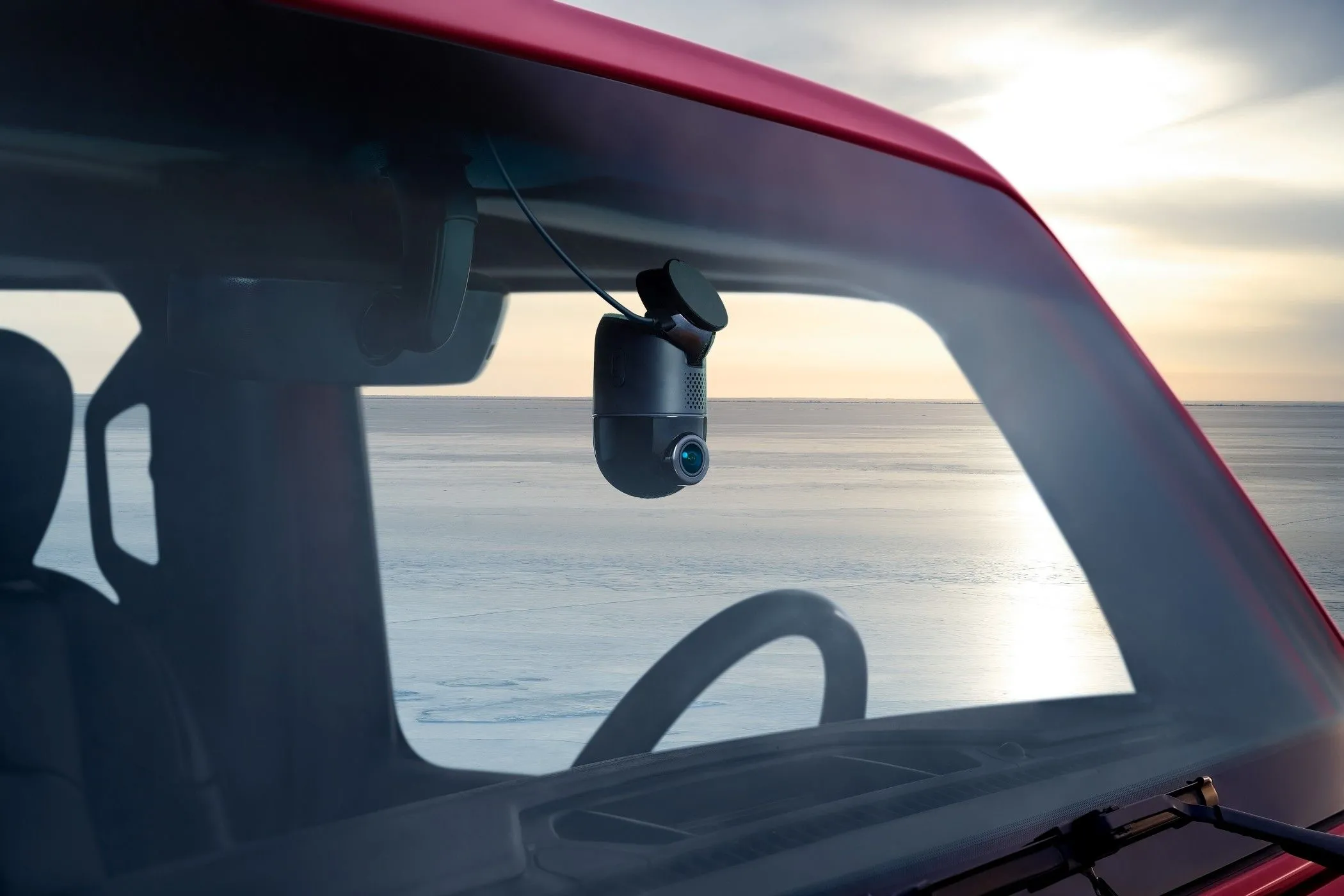 70mai Dash Cam 4K Omni được lắp đặt trên kính chắn gió ô tô, sẵn sàng ghi lại hành trình với chất lượng 4K.