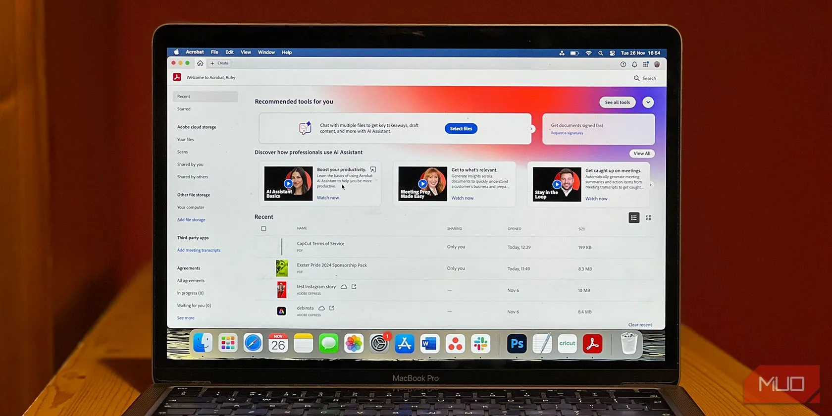 Adobe Acrobat AI Assistant hoạt động trên hệ điều hành Mac, thể hiện khả năng tương thích nền tảng.