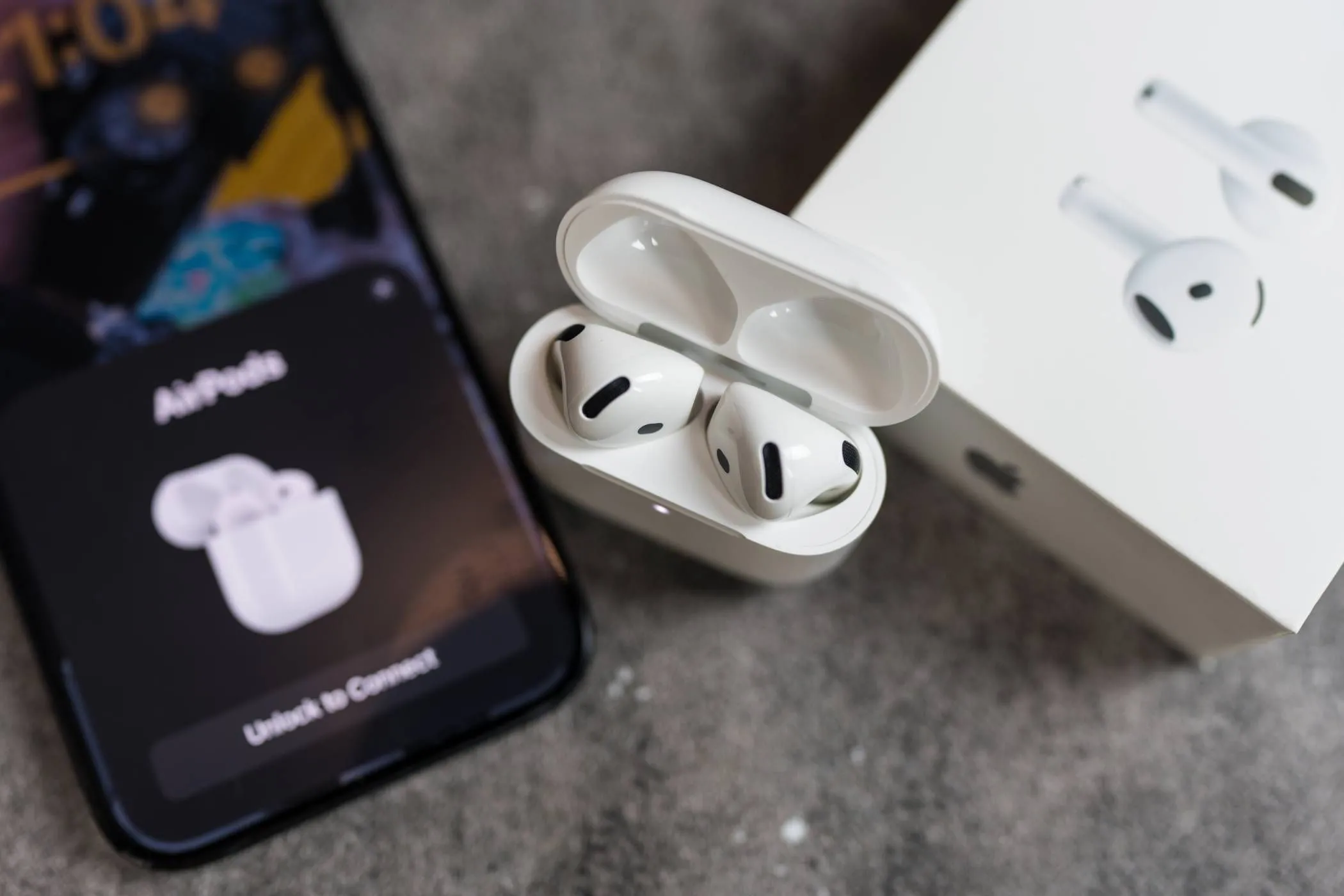 AirPods đang kết nối tự động với iPhone qua NFC
