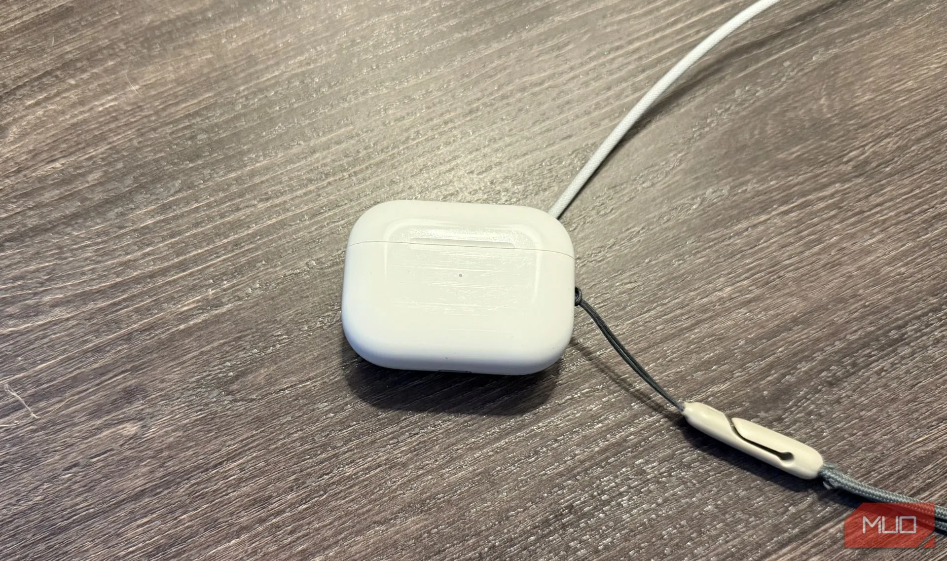 AirPods Pro 2 đang sạc bằng đế sạc Apple Watch, minh họa tính năng sạc linh hoạt và tiện lợi của tai nghe Apple.