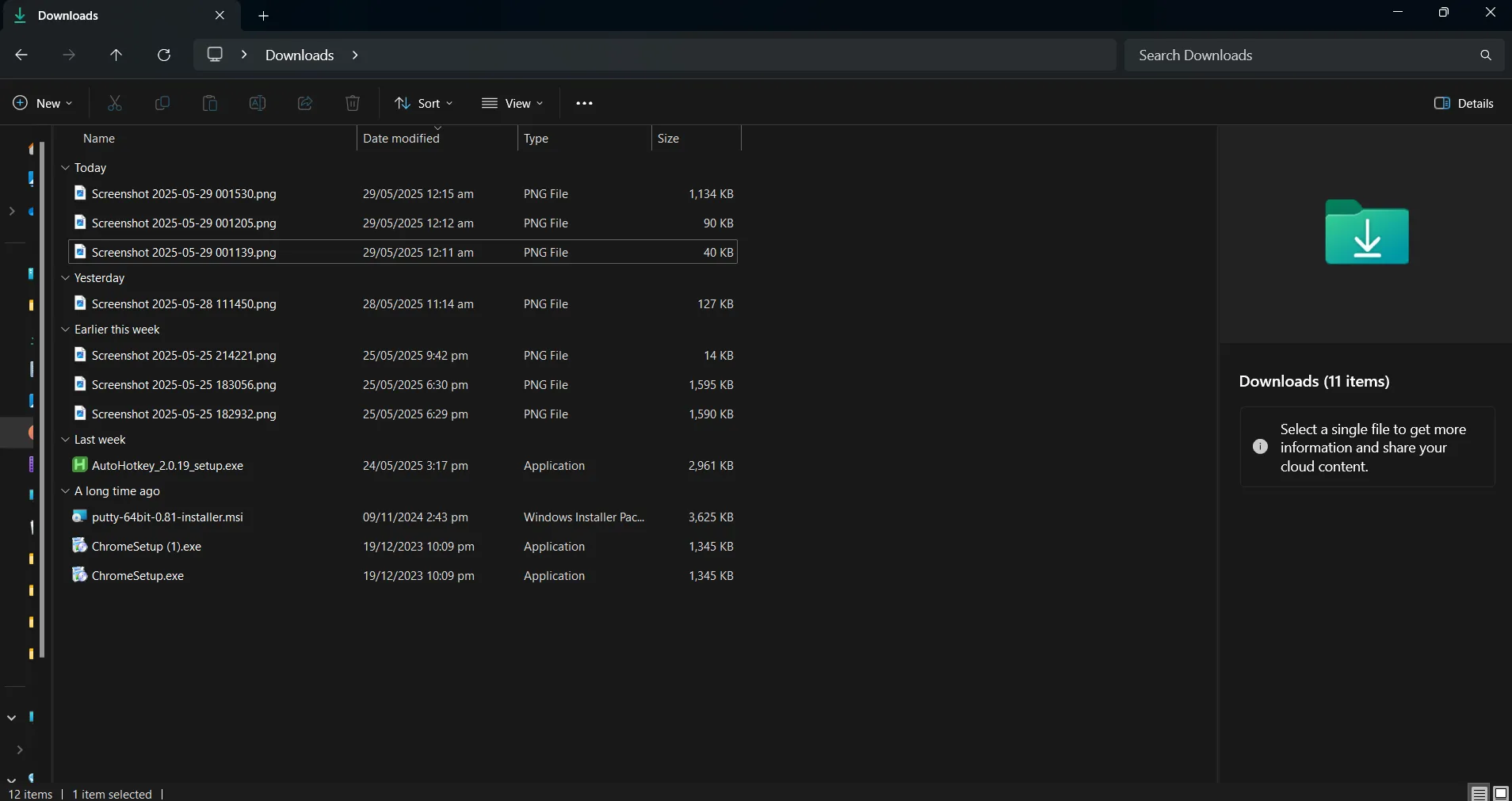 Ảnh chụp màn hình thư mục Downloads lộn xộn với nhiều loại tệp chưa được sắp xếp.