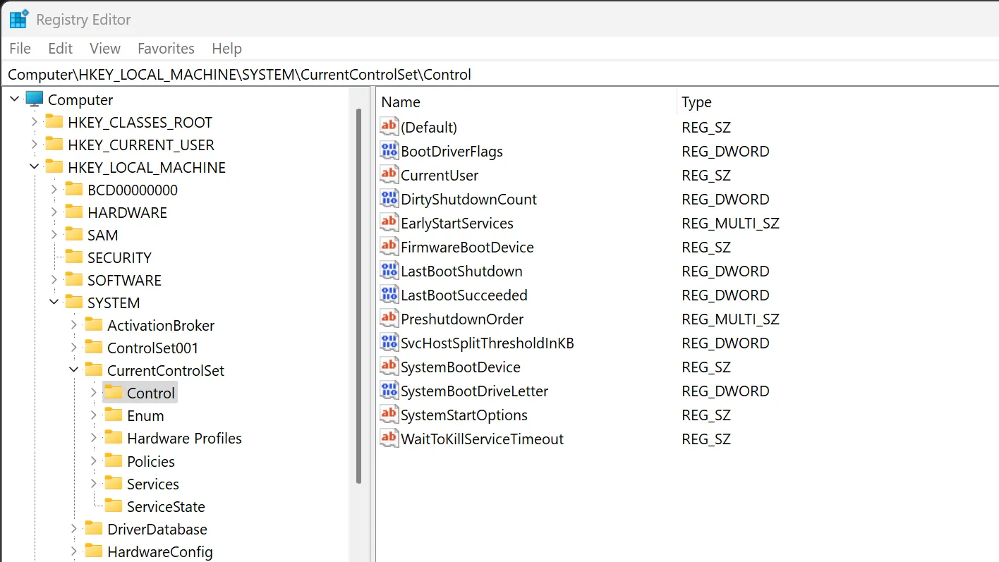 Ảnh chụp màn hình Trình chỉnh sửa Registry của Windows, hiển thị các tham số điều khiển liên quan đến bộ nhớ và ổ đĩa, nơi có thể thực hiện tinh chỉnh nâng cao cho NVMe SSD.