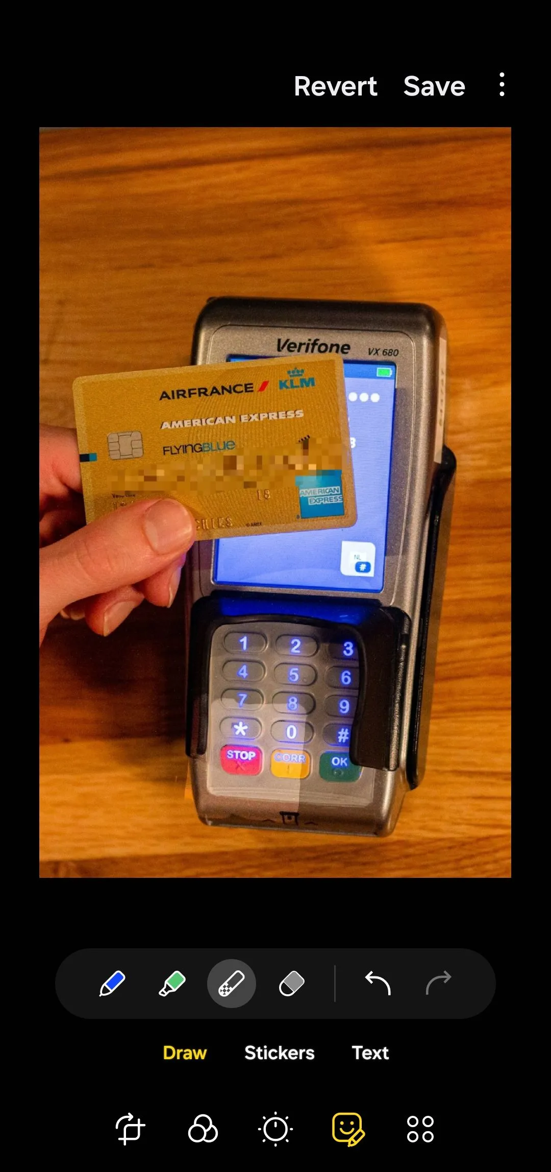 Ảnh chụp thẻ tín dụng trong ứng dụng Thư viện Samsung Galaxy sau khi làm mờ số thẻ bằng công cụ mosaic, minh họa khả năng che thông tin trên ảnh Android.