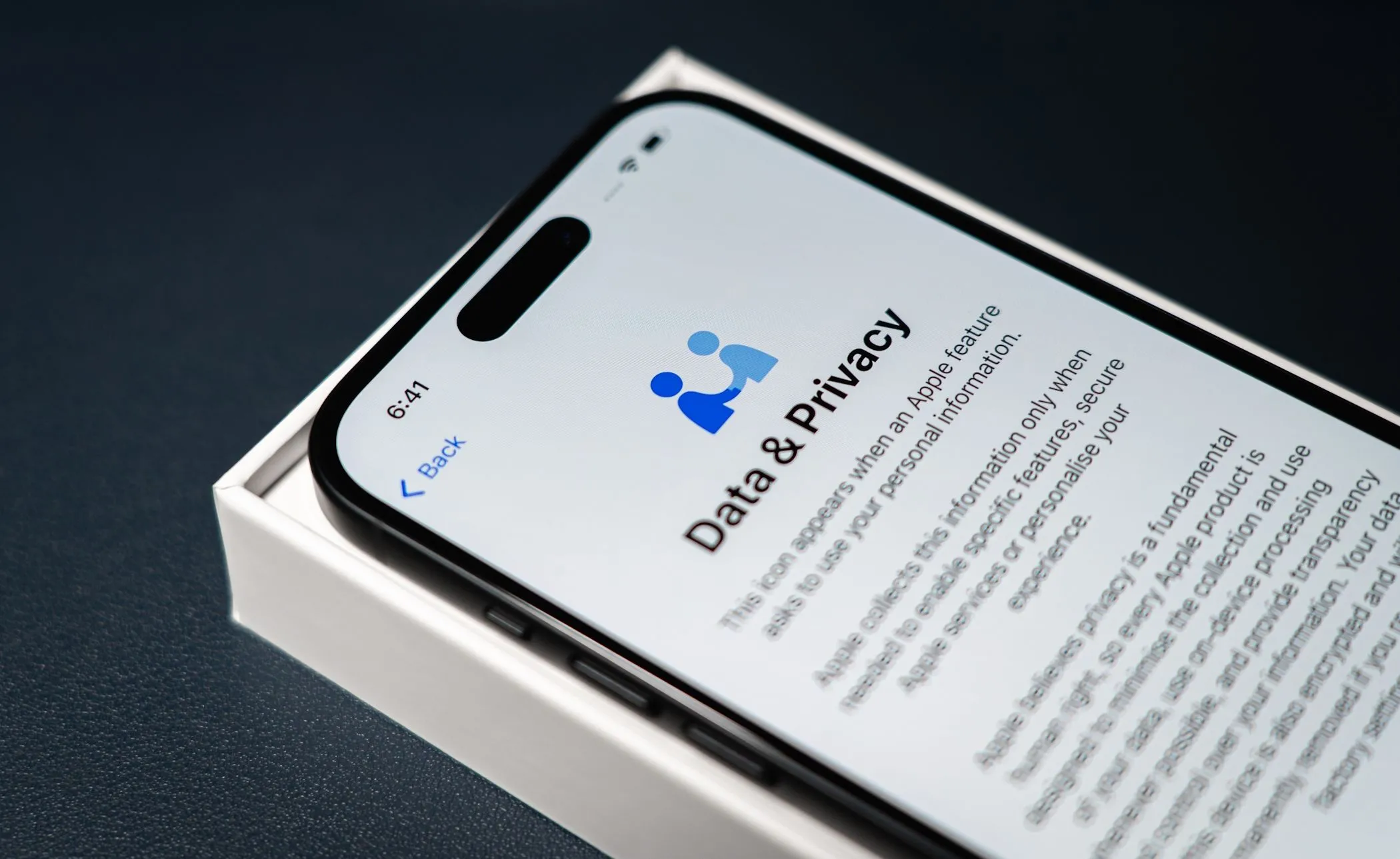 Ảnh minh họa màn hình Quyền riêng tư & Dữ liệu trên iPhone 14 Pro trong hộp