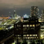 Ảnh panorama cảnh đêm thành phố với ánh đèn lung linh
