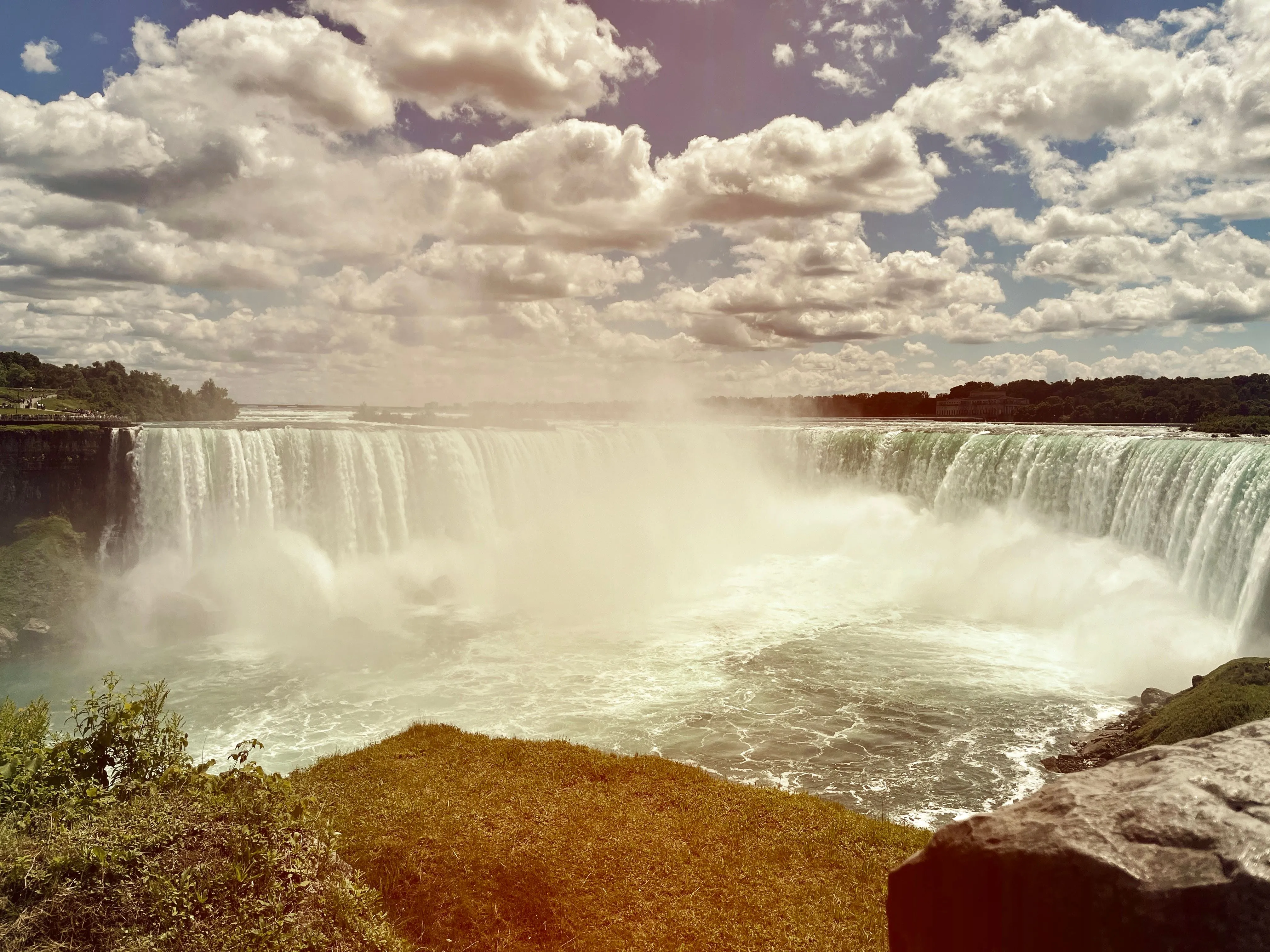 Ảnh thác Niagara đã được biến đổi sáng tạo bằng Photoleap, minh họa tính năng thêm hiệu ứng nghệ thuật và chủ đề phong cảnh của ứng dụng AI