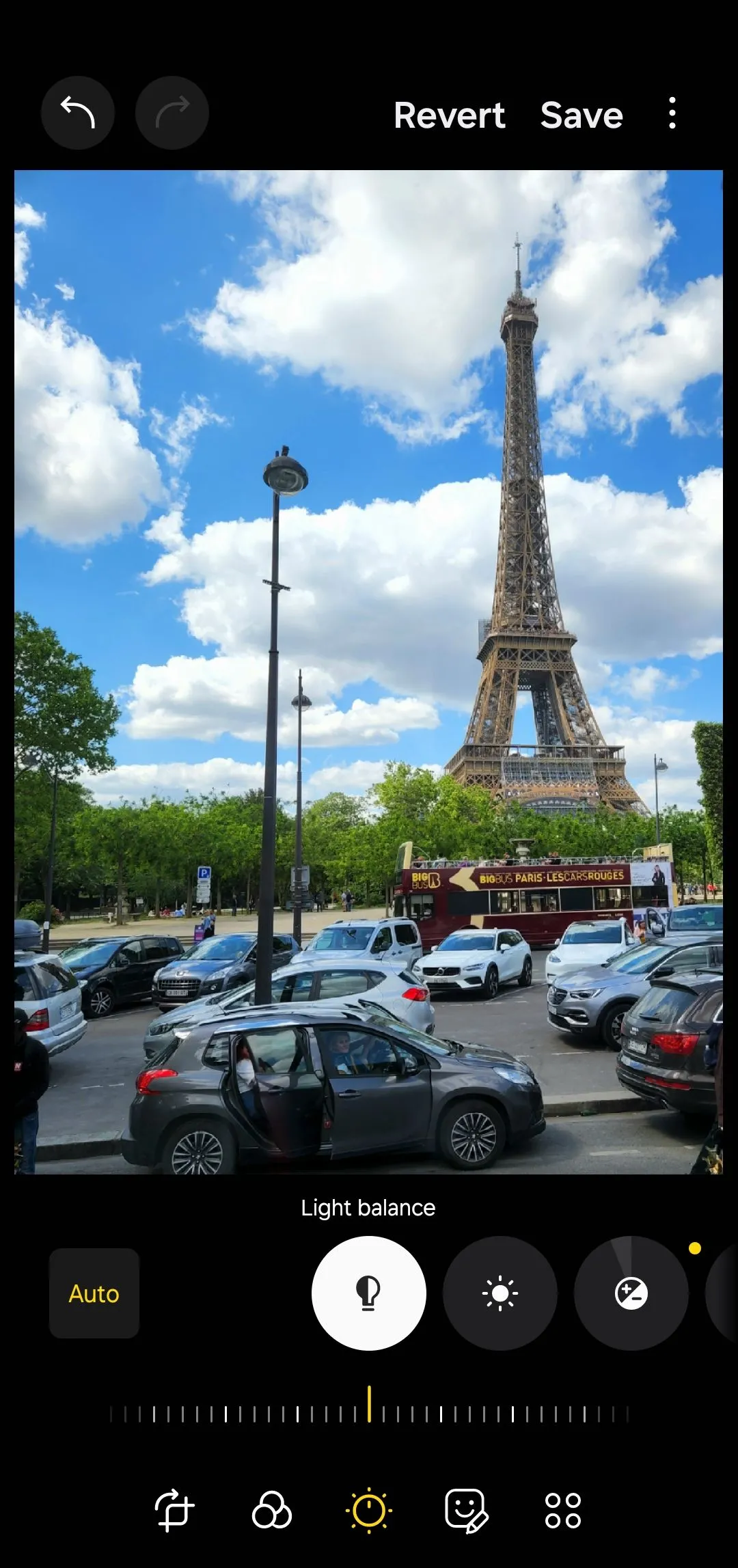 Ảnh tháp Eiffel đang được xem trong trình chỉnh sửa ảnh Samsung, sẵn sàng để nâng cao tự động