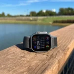 Apple Watch Ultra 2 nhìn nghiêng với màn hình sáng