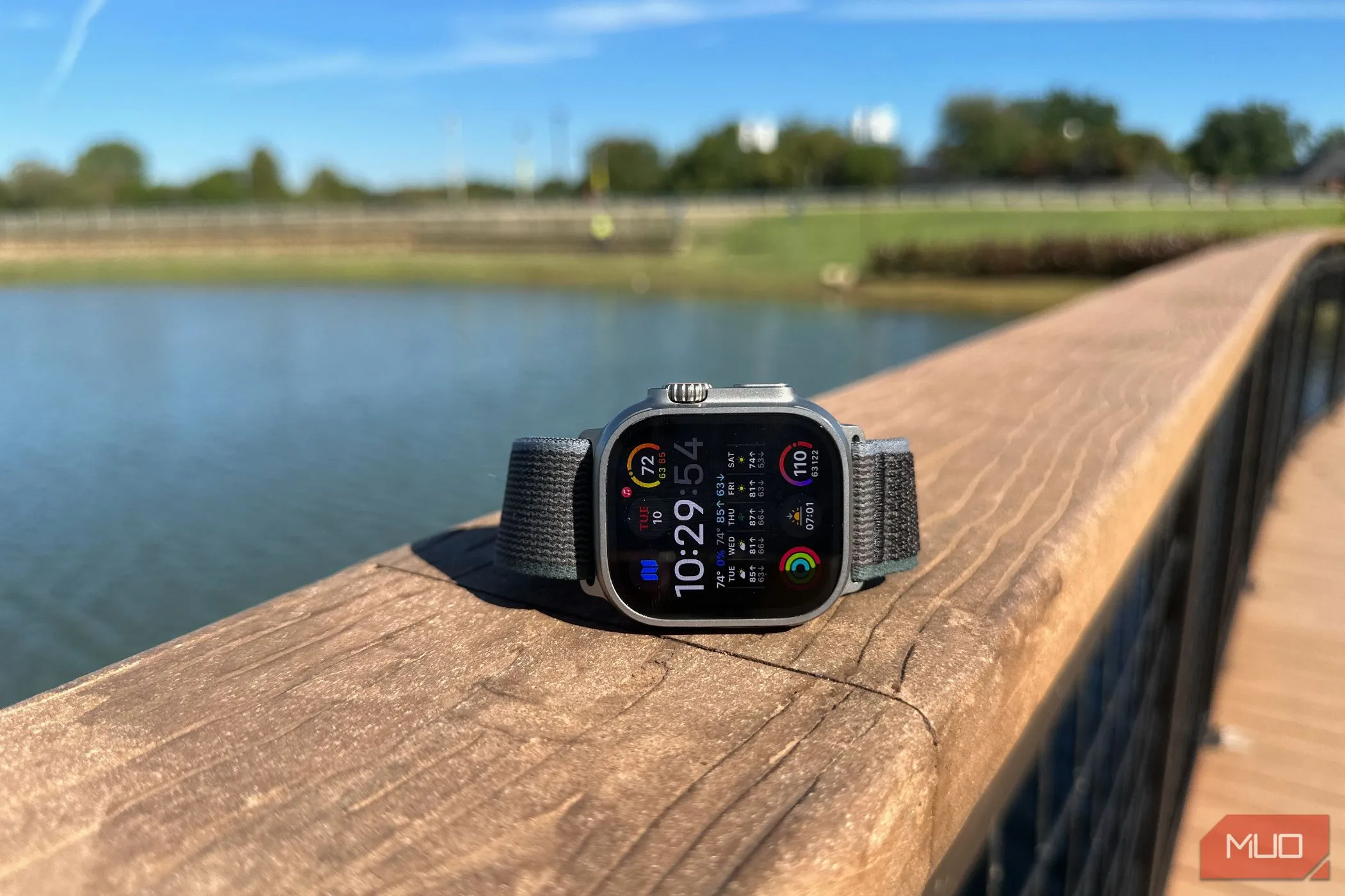 Apple Watch Ultra 2 nhìn nghiêng với màn hình sáng