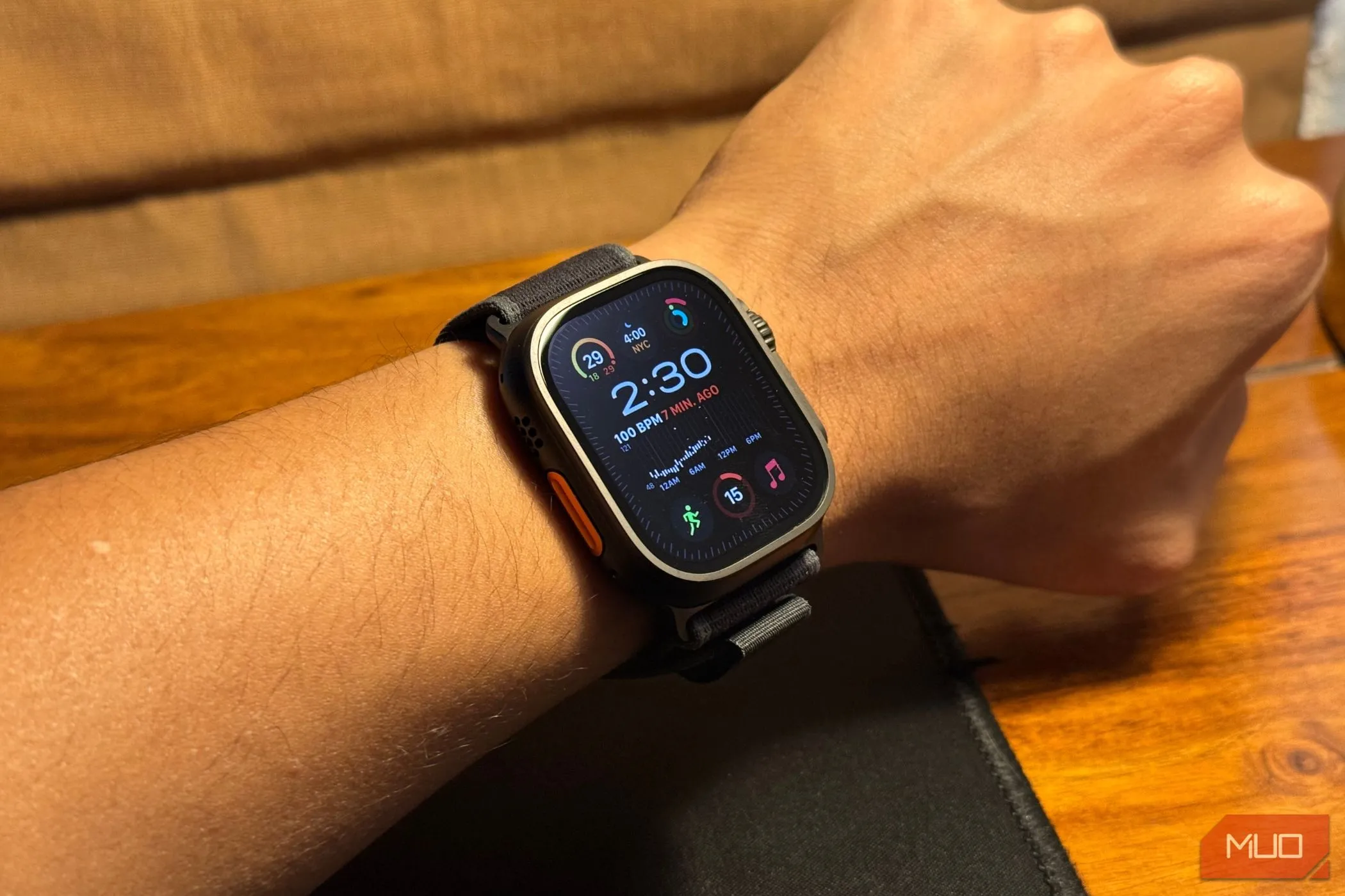 Apple Watch Ultra 2 Titanium đen đeo trên cổ tay