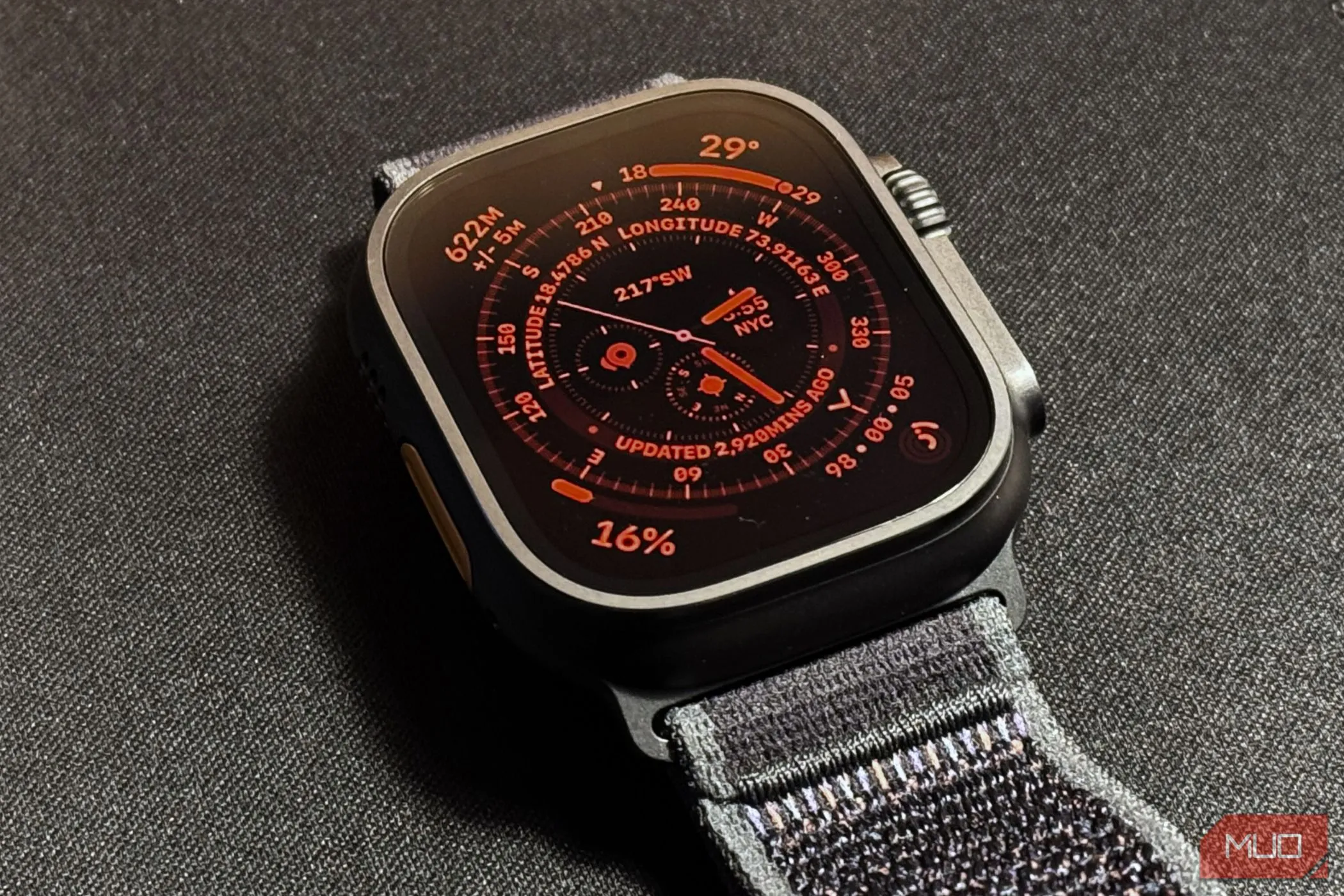 Apple Watch Ultra 2 với chế độ ban đêm màu đỏ