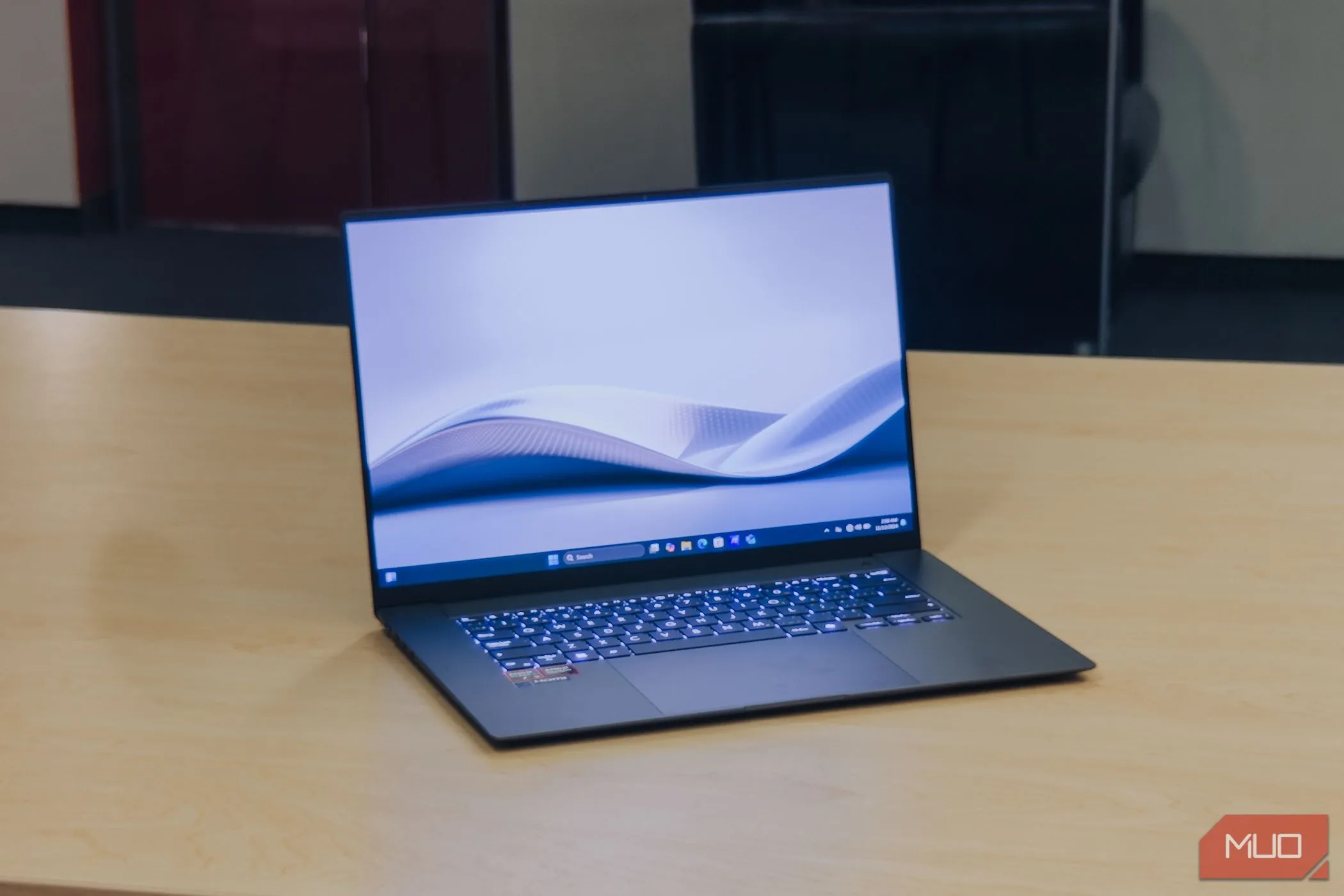 ASUS Zenbook S 16 OLED hoạt động mượt mà với bộ vi xử lý AMD Ryzen AI