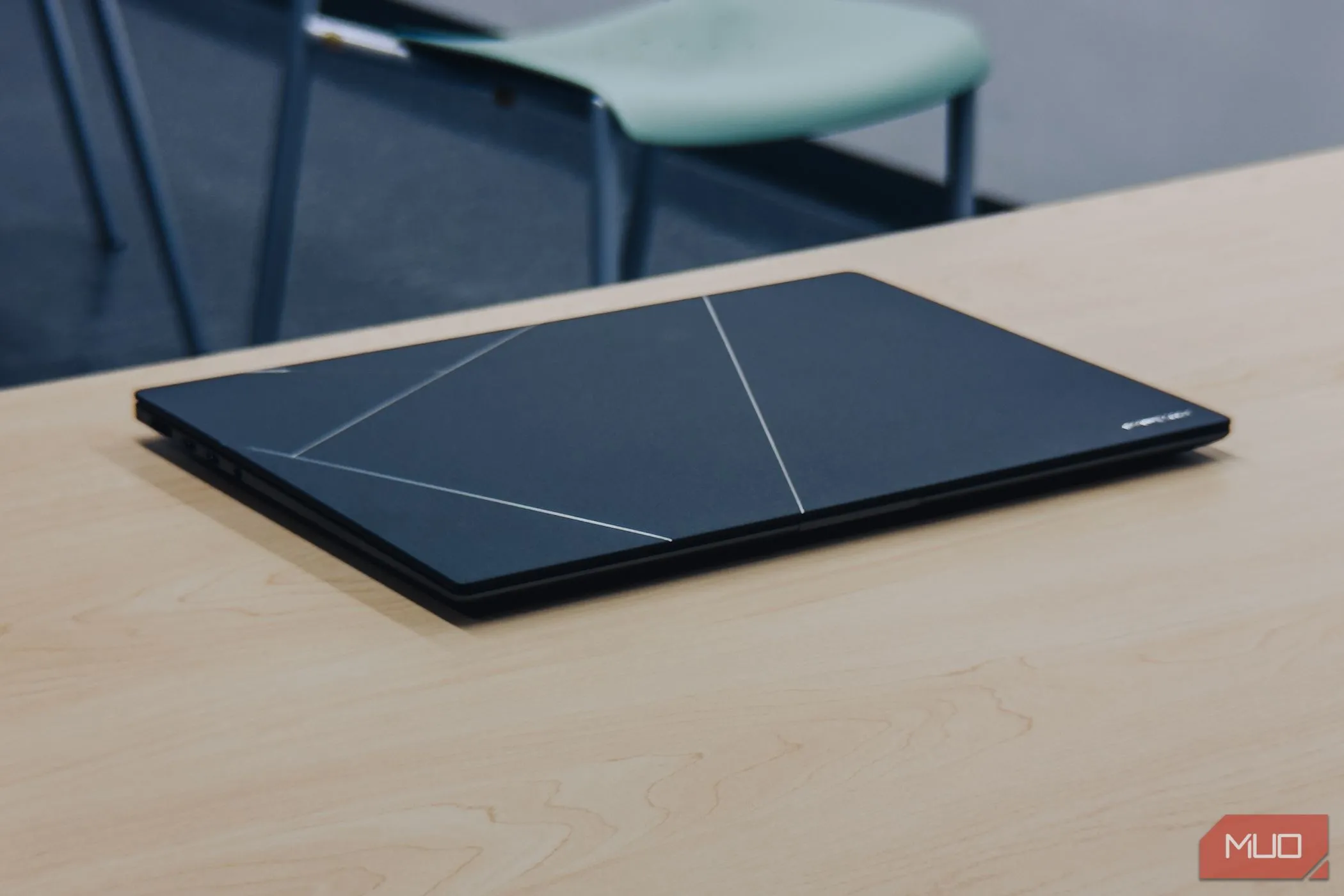 ASUS Zenbook S 16 OLED khi gập lại, thể hiện sự tinh tế và gọn gàng của thiết kế