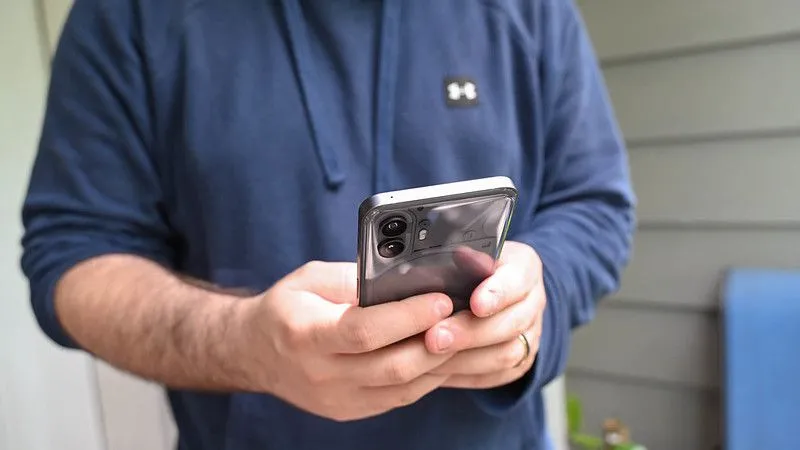 Ba chiếc điện thoại Samsung Galaxy Z Fold5 đang hiển thị nội dung, minh họa việc sử dụng thiết bị di động để tìm và truy cập Wi-Fi miễn phí
