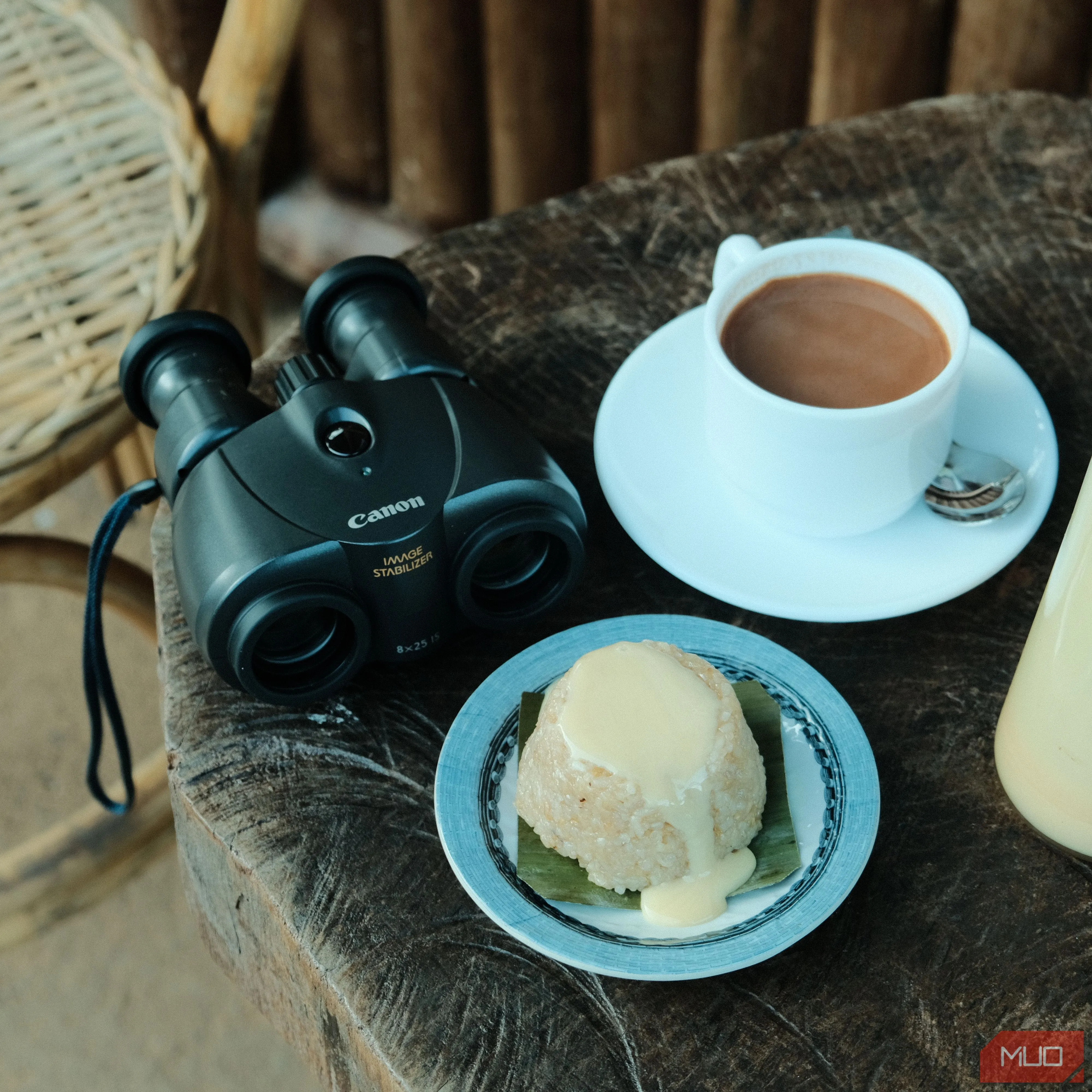 Bàn ăn với các món ăn bày biện, ảnh chụp bằng Fujifilm X-T20 ở góc nhìn sáng tạo