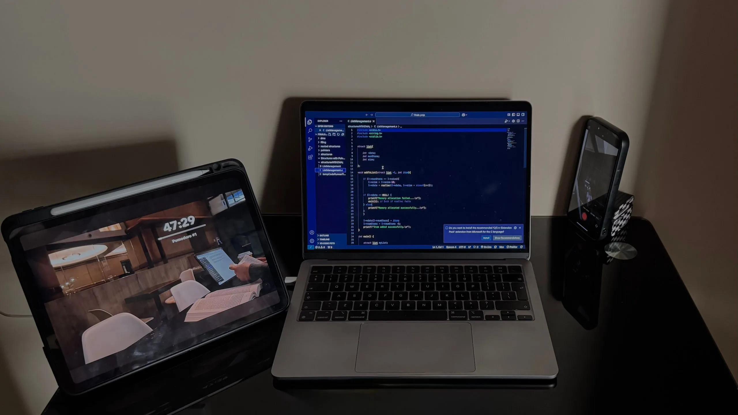 Bàn làm việc với iPad, iPhone và MacBook, minh họa tính năng Easy-Switch của bàn phím Logitech