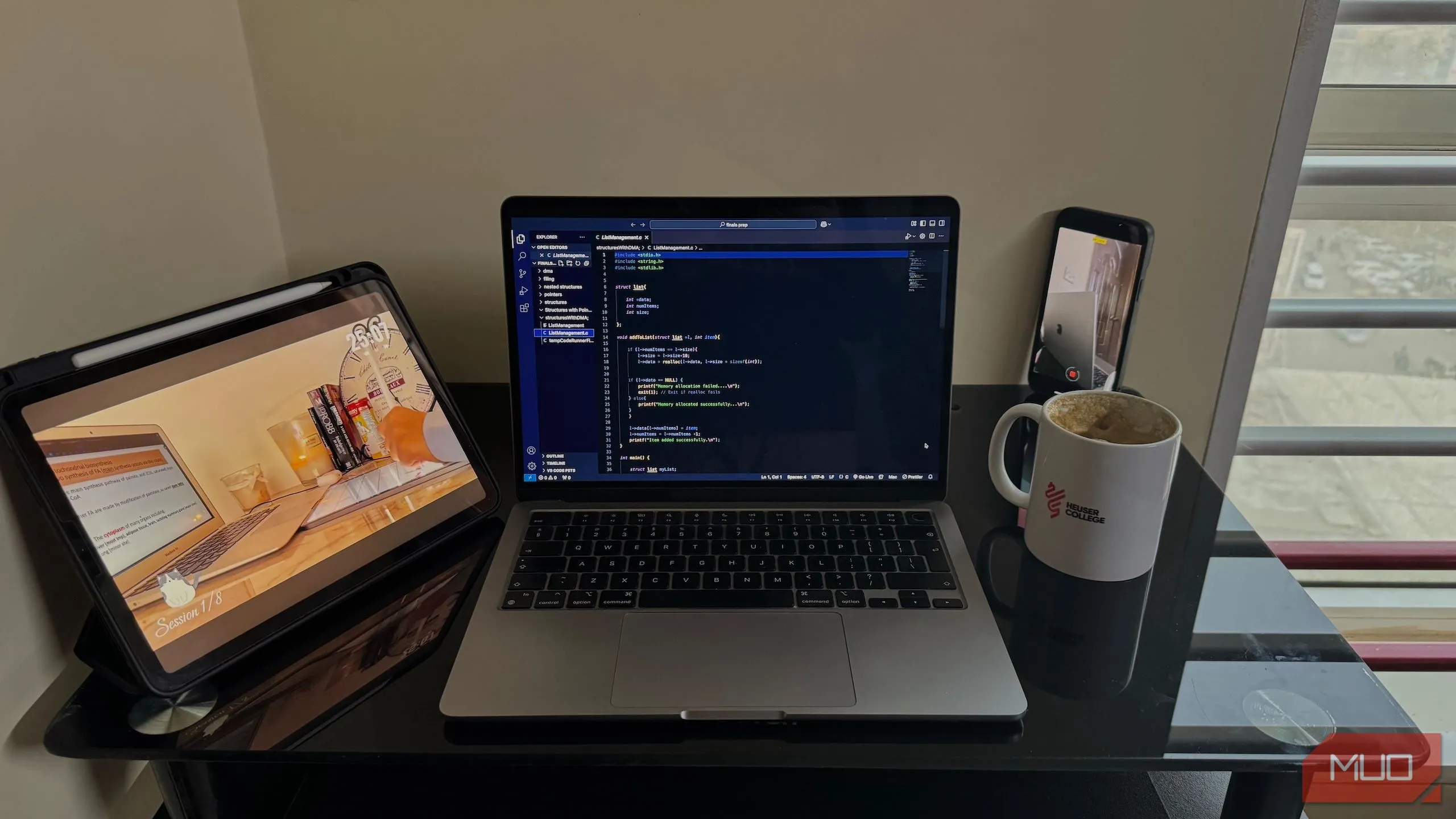 Bàn làm việc với MacBook, iPad và điện thoại được đặt để quay video time-lapse