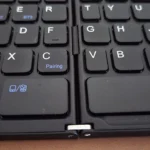 Bản lề và bố cục phím bất thường trên bàn phím gập Bluetooth
