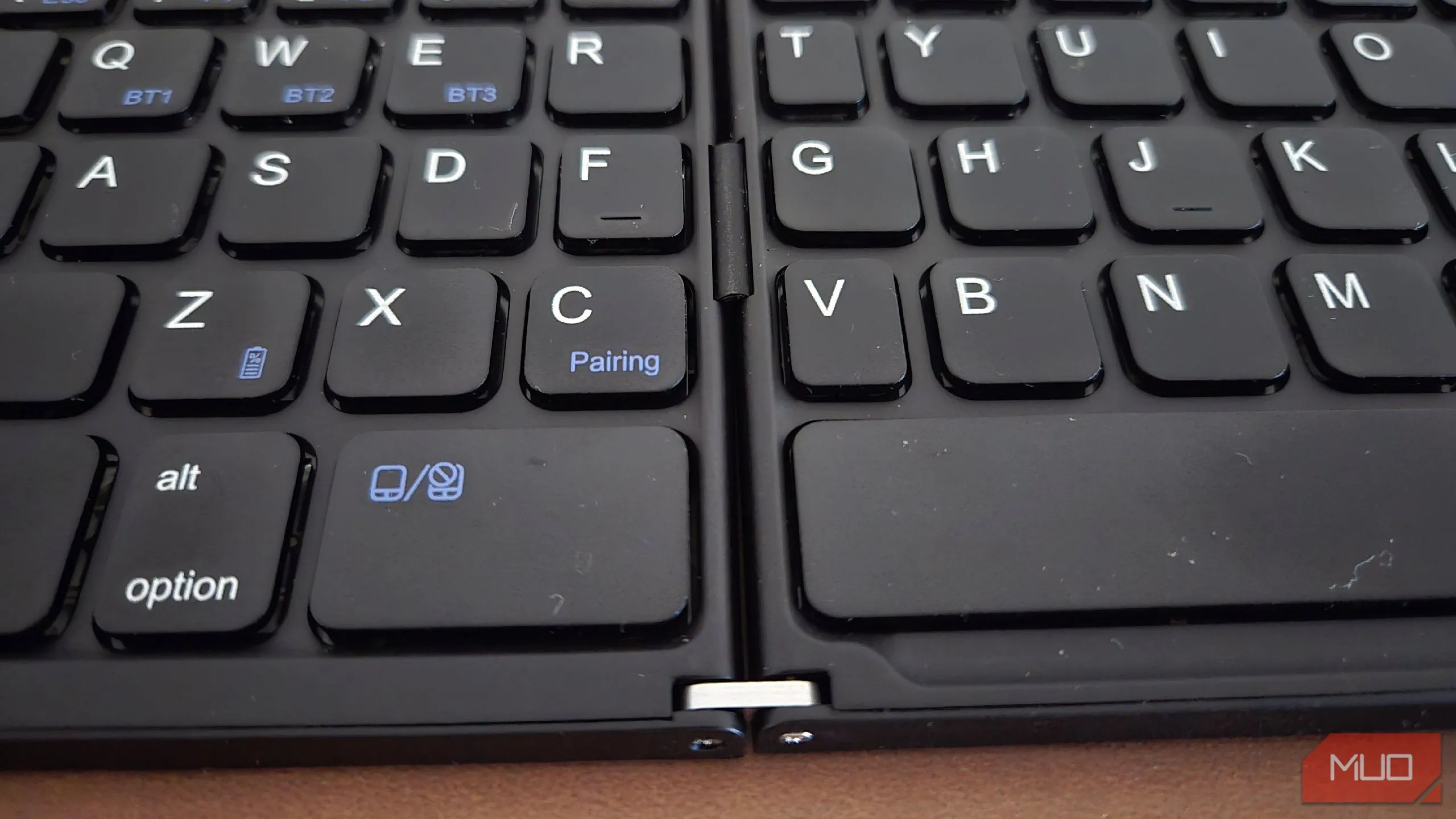 Bản lề và bố cục phím bất thường trên bàn phím gập Bluetooth