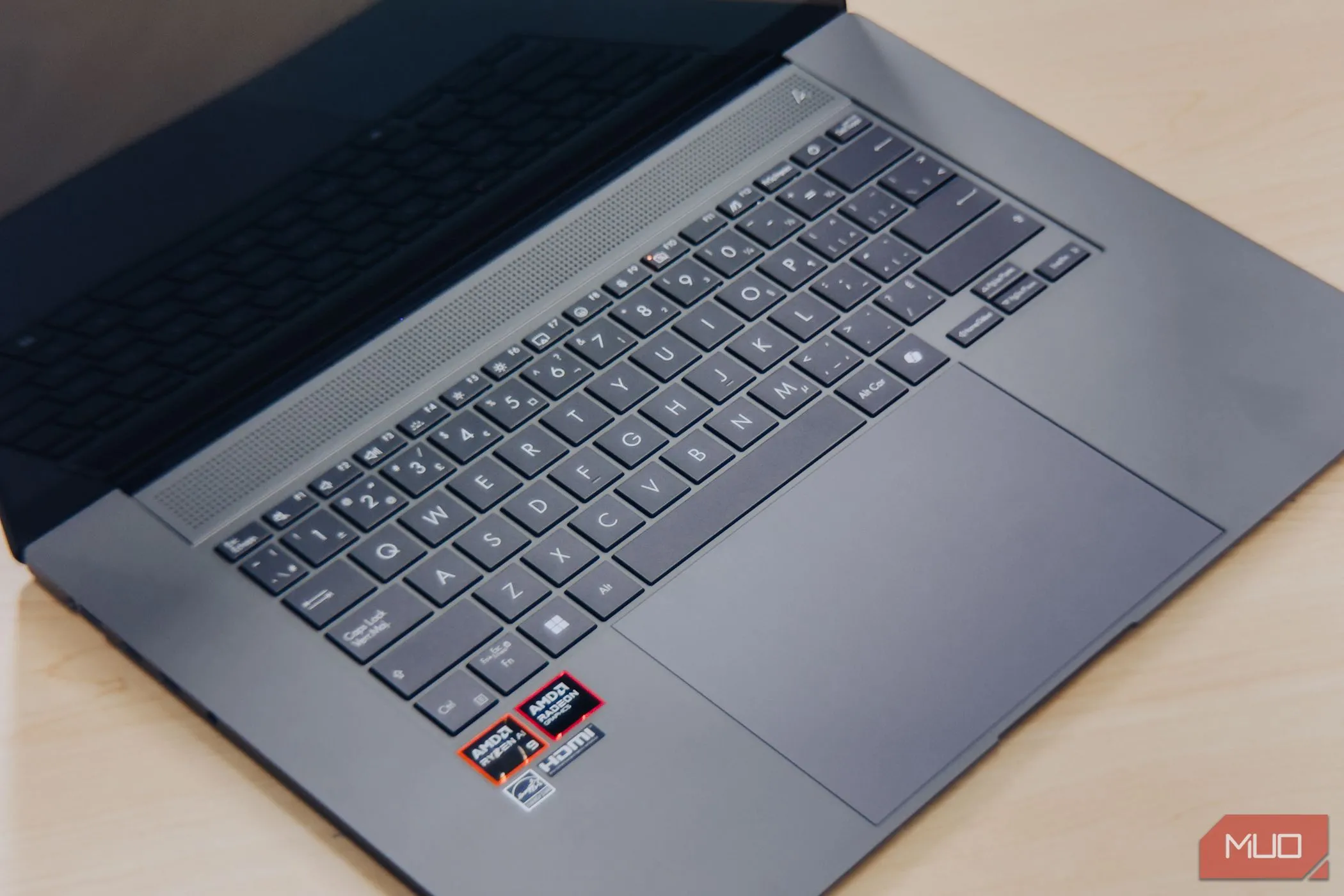 Bàn phím của ASUS Zenbook S 16 OLED với layout rộng rãi và bàn phím số