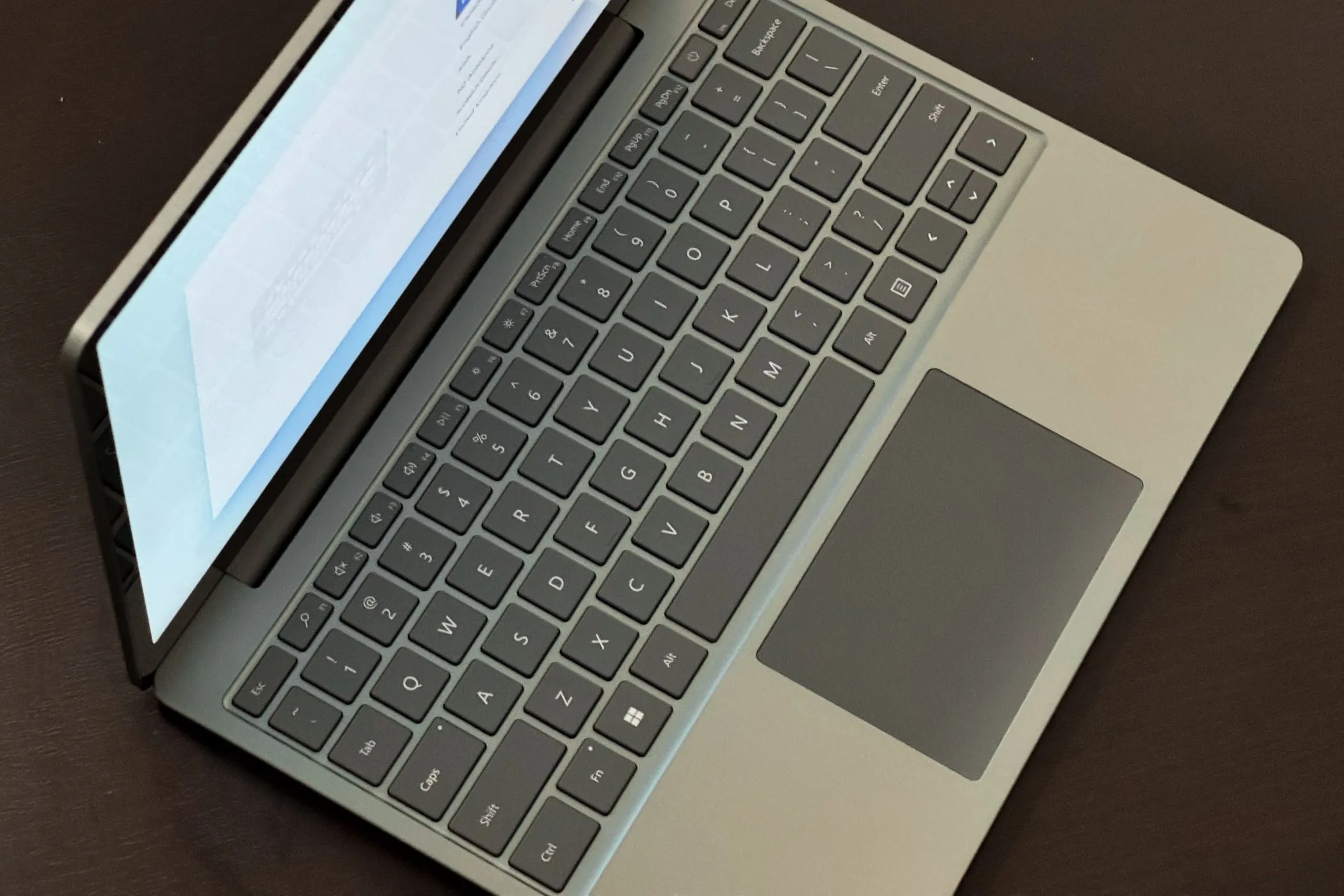 Bàn phím của Surface Laptop Go 3 với hành trình phím nông, minh họa vấn đề trải nghiệm gõ phím trên các mẫu laptop mỏng.