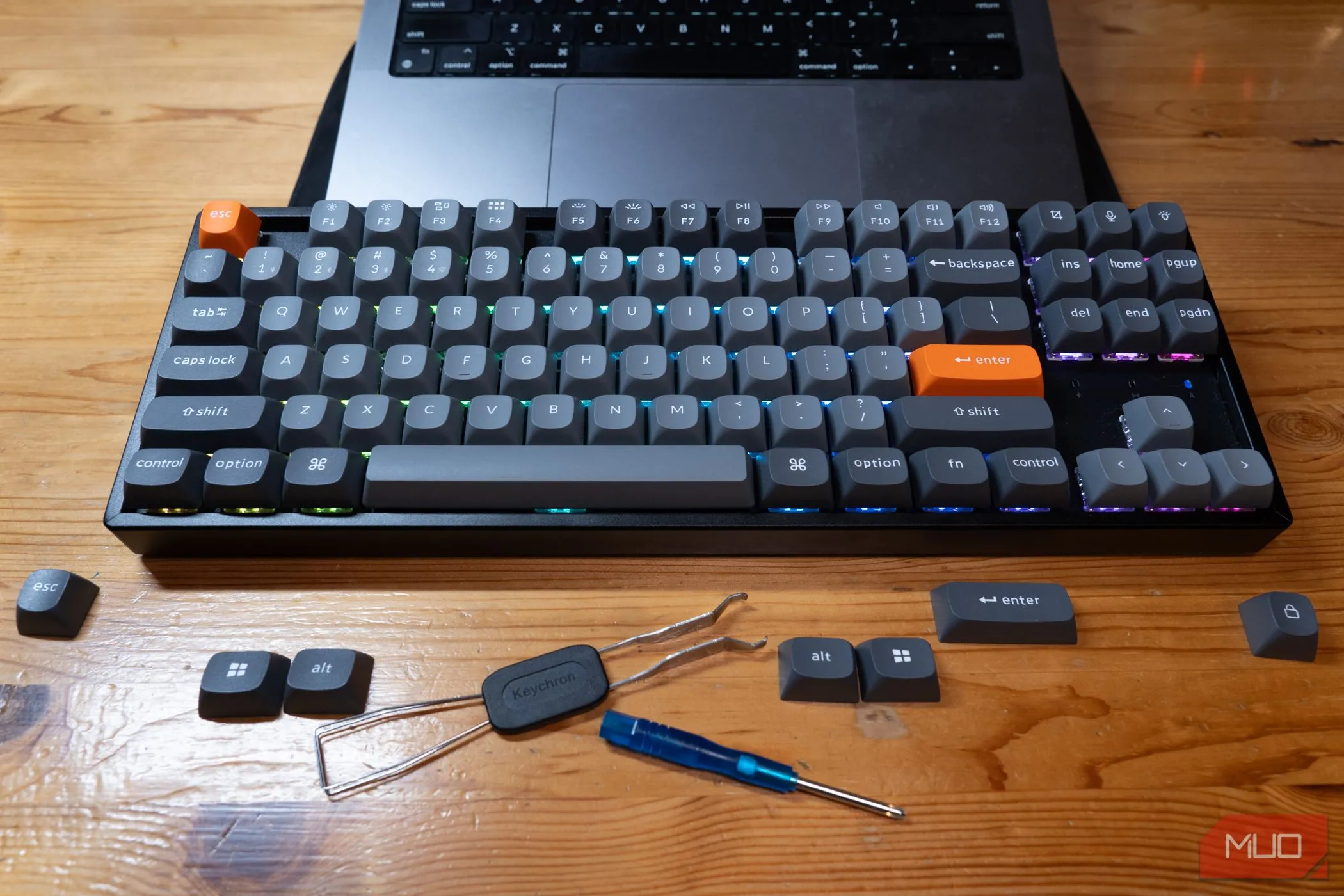 Bàn phím Keychron K8 Max hiển thị các keycap thay thế đi kèm, minh họa khả năng tùy chỉnh
