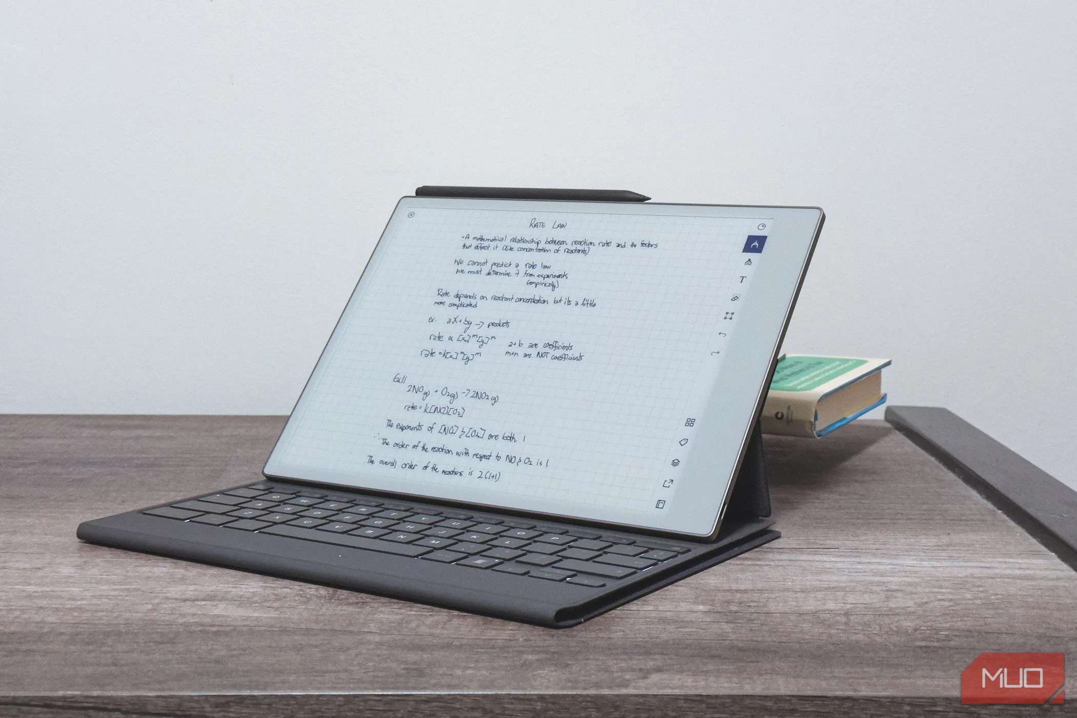 Bàn phím Type Folio được gắn vào máy tính bảng reMarkable Paper Pro