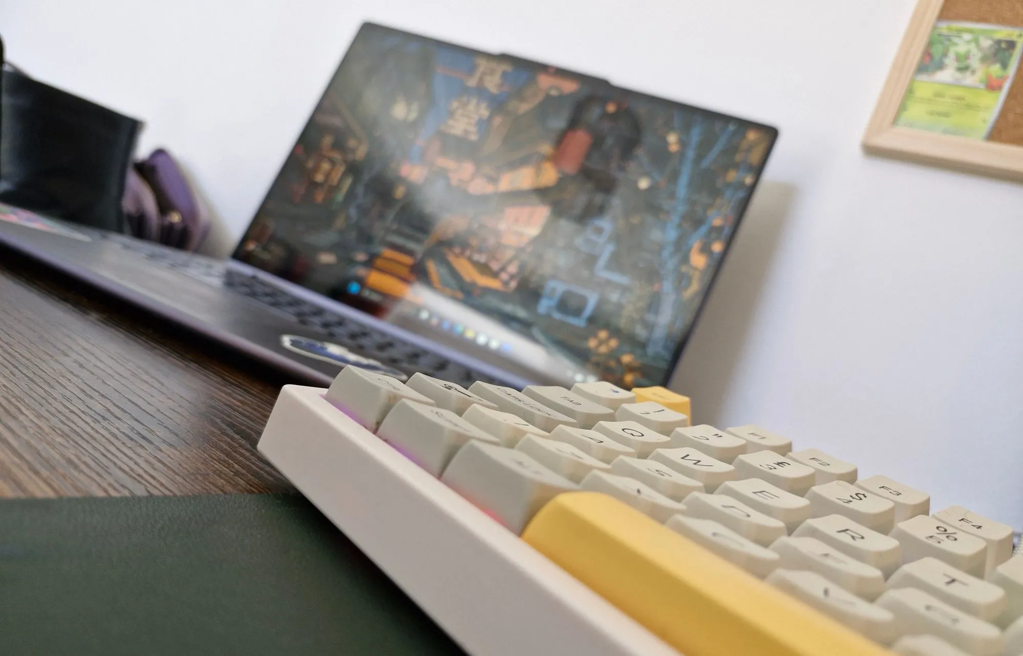 Bàn phím vật lý rời và laptop trên bàn làm việc, cho thấy sự ưu việt trong trải nghiệm gõ phím so với tablet