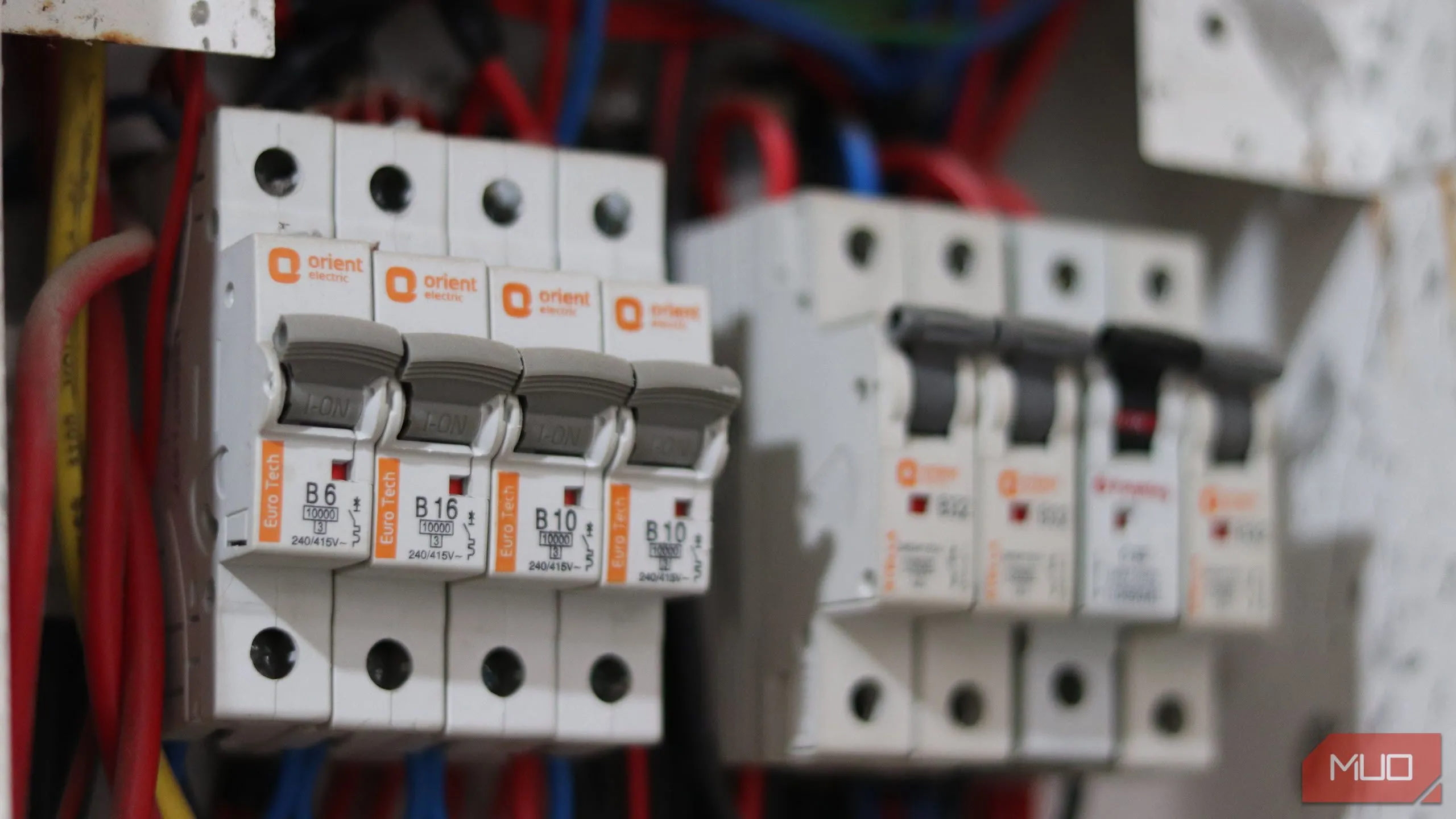 Bảng cầu dao điện trong nhà, nơi các mạch điện được phân chia, ảnh hưởng đến hiệu suất kết nối của powerline adapter