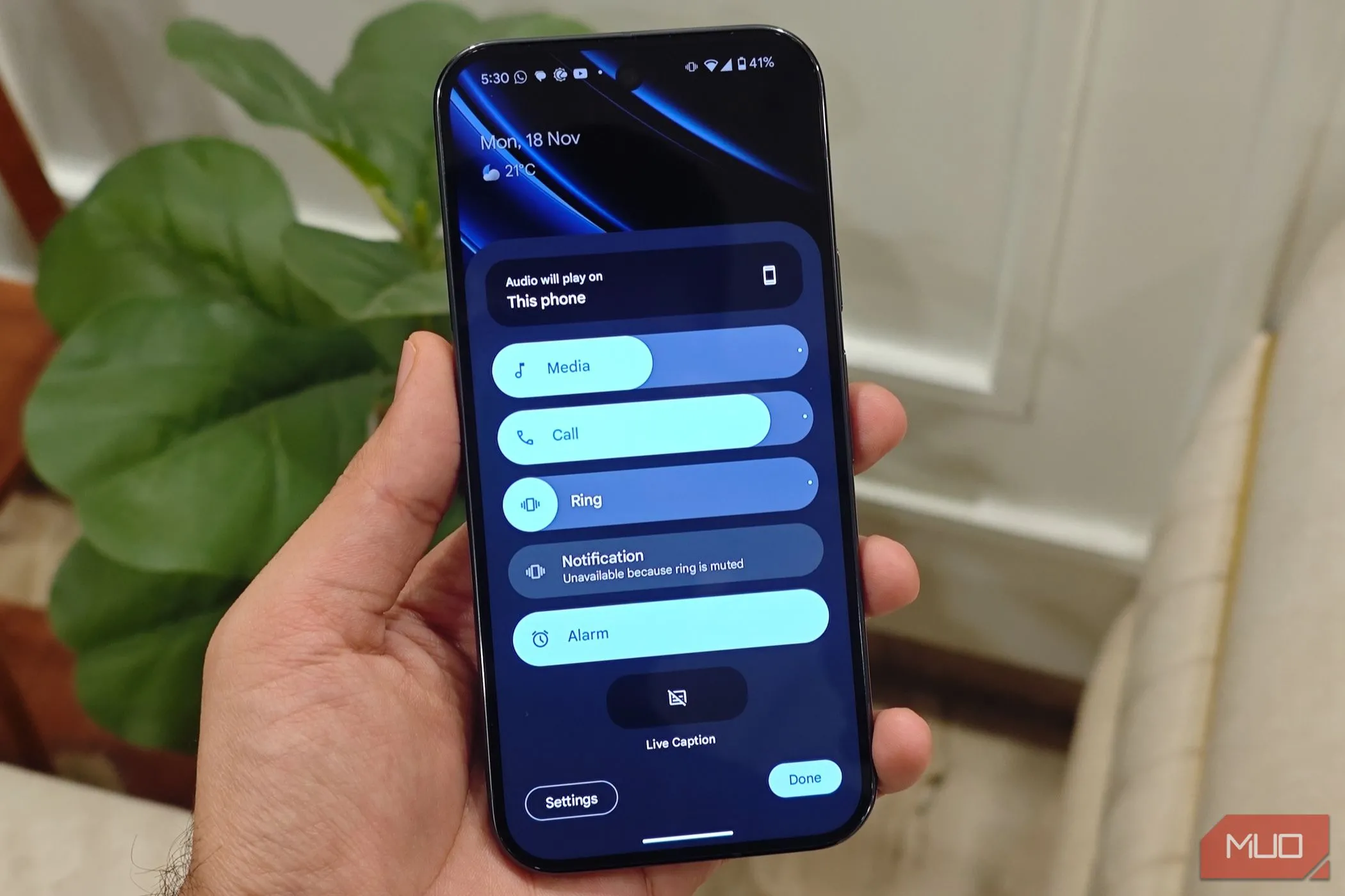 Bảng điều khiển âm lượng chi tiết trên Android 15, cho phép người dùng tùy chỉnh từng loại âm lượng như chuông, media, báo thức và cuộc gọi.