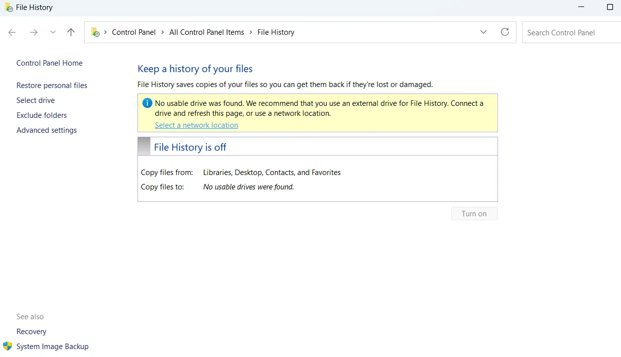 Bảng điều khiển Windows hiển thị tùy chọn Lịch sử Tệp (File History) để sao lưu dữ liệu