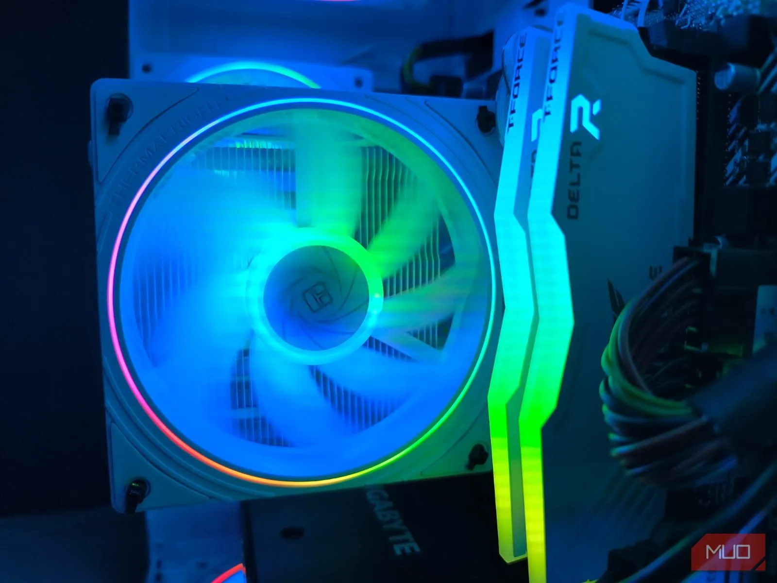 Bên trong máy tính build tùy chỉnh với thanh RAM RGB nổi bật, tối ưu cho đồ họa