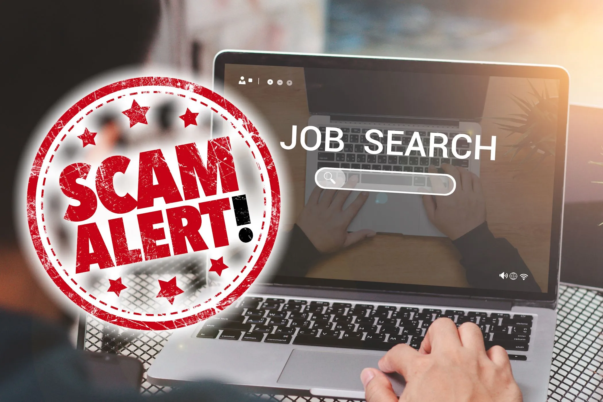 Biển báo &quot;Scam Alert&quot; đặt trên máy tính hiển thị trang tìm kiếm việc làm, cảnh báo lừa đảo tuyển dụng