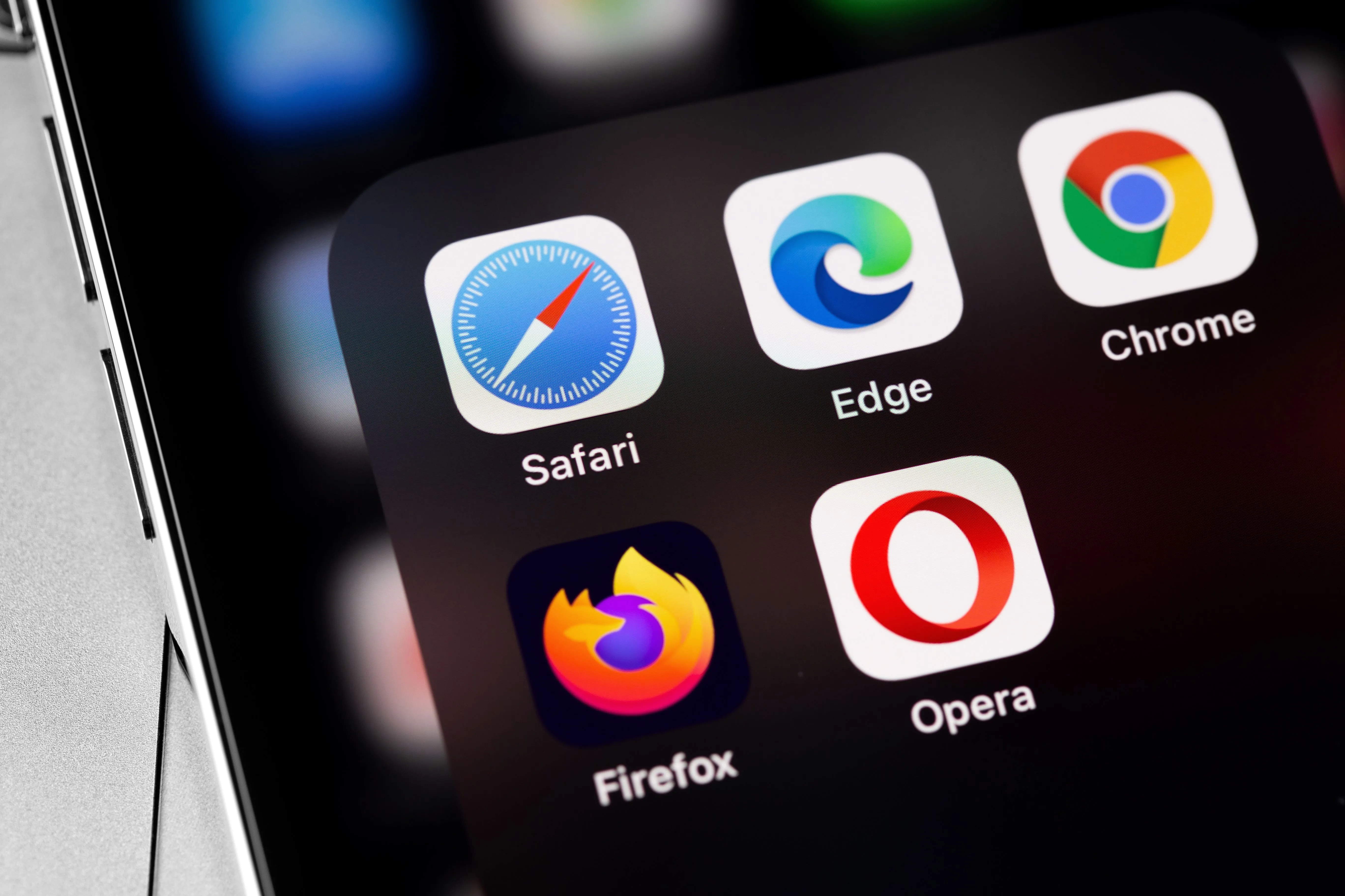 Biểu tượng các trình duyệt phổ biến như Safari, Chrome, Edge, Firefox, Opera trên màn hình điện thoại, thể hiện sự đa dạng của ứng dụng duyệt web.