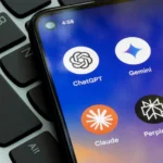 Biểu tượng chatbot AI trên màn hình điện thoại thông minh, minh họa khả năng kết nối của ChatGPT và lỗ hổng tiềm ẩn cho tấn công DDoS