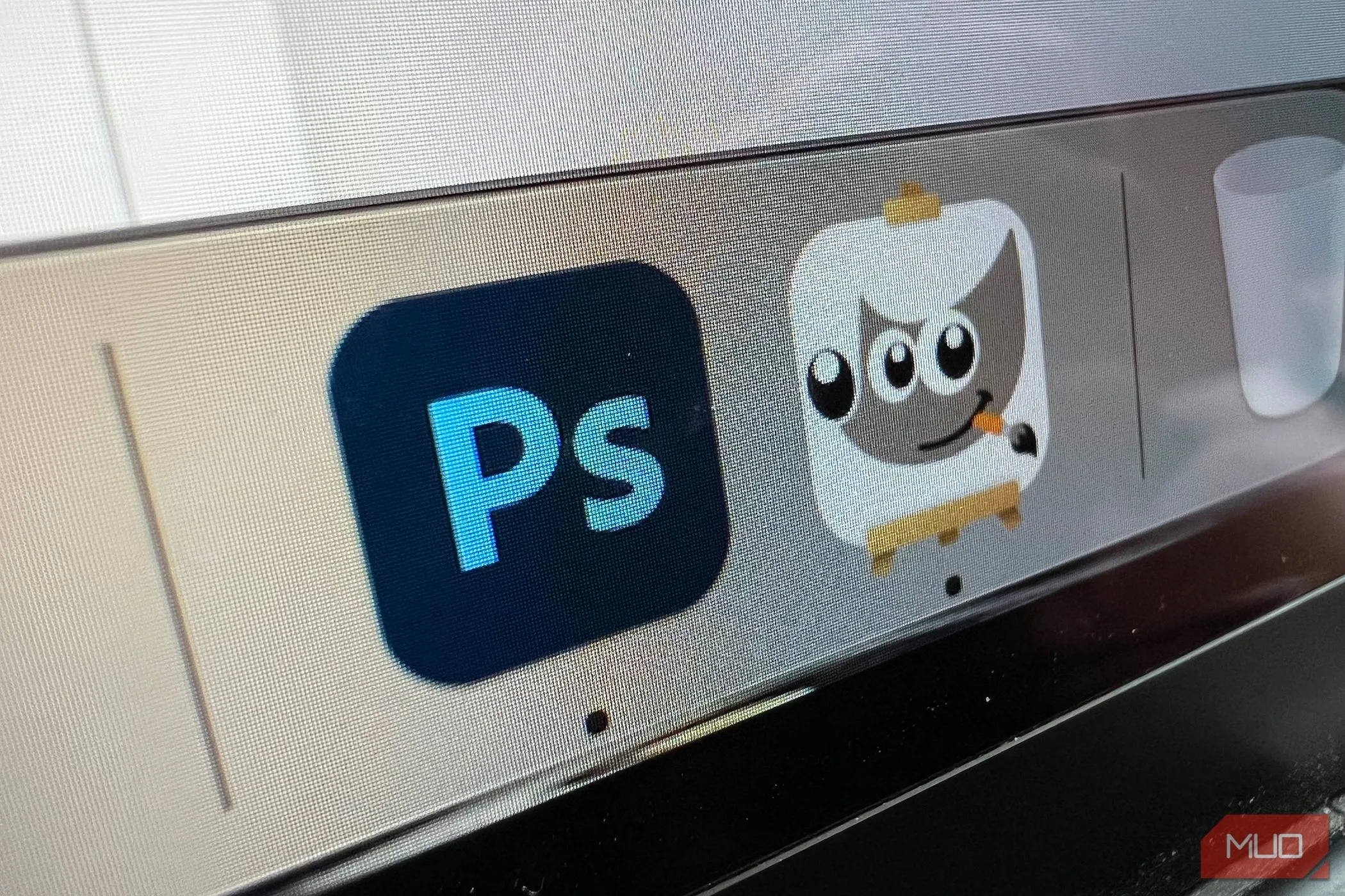 Biểu tượng GIMP và Photoshop trên MacBook, minh họa sự lựa chọn giữa miễn phí và trả phí