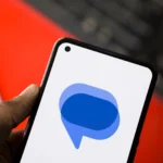 Biểu tượng Google Messages trên màn hình điện thoại Android với bàn phím phía sau, minh họa ứng dụng SafetyCore quét ảnh