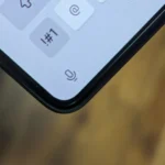 Biểu tượng micro trên bàn phím ảo của điện thoại Samsung Galaxy Z Fold 5, cho phép chuyển giọng nói thành văn bản.