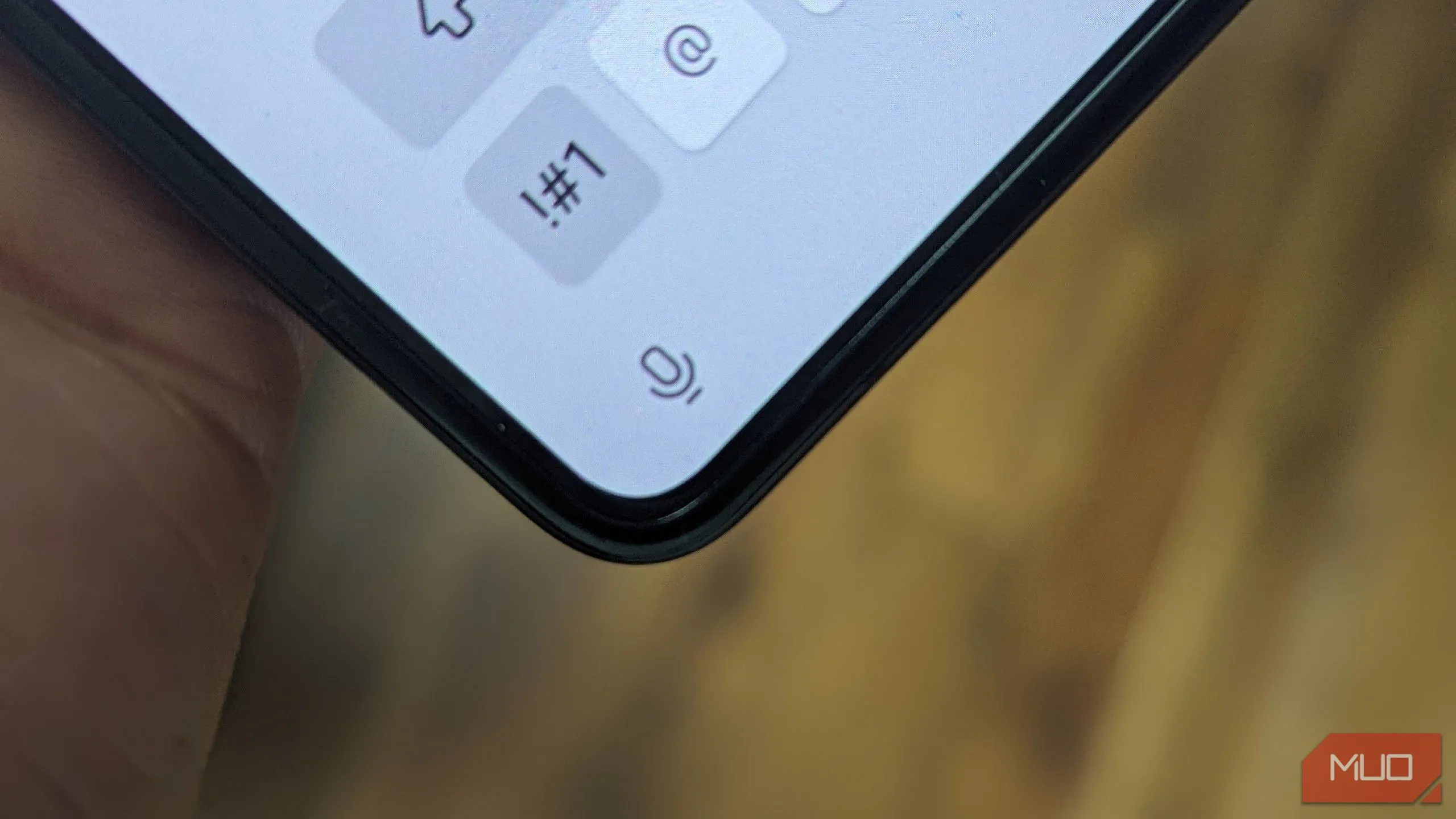 Biểu tượng micro trên bàn phím ảo của Galaxy Z Fold 5, minh họa tính năng gõ bằng giọng nói tiện lợi.