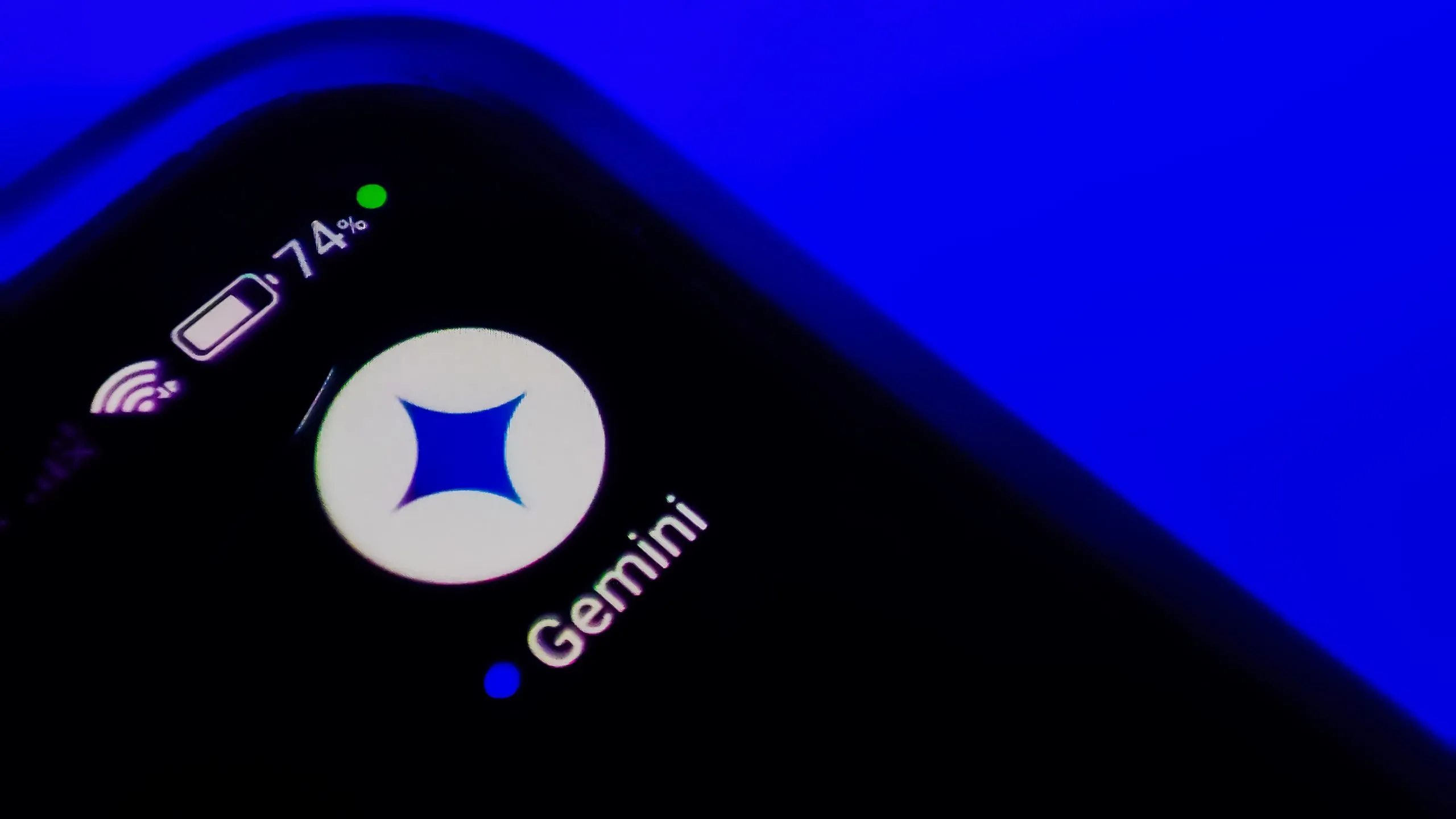 Biểu tượng ứng dụng Gemini trên điện thoại thông minh Android, minh họa cho trợ lý AI toàn diện của Google.