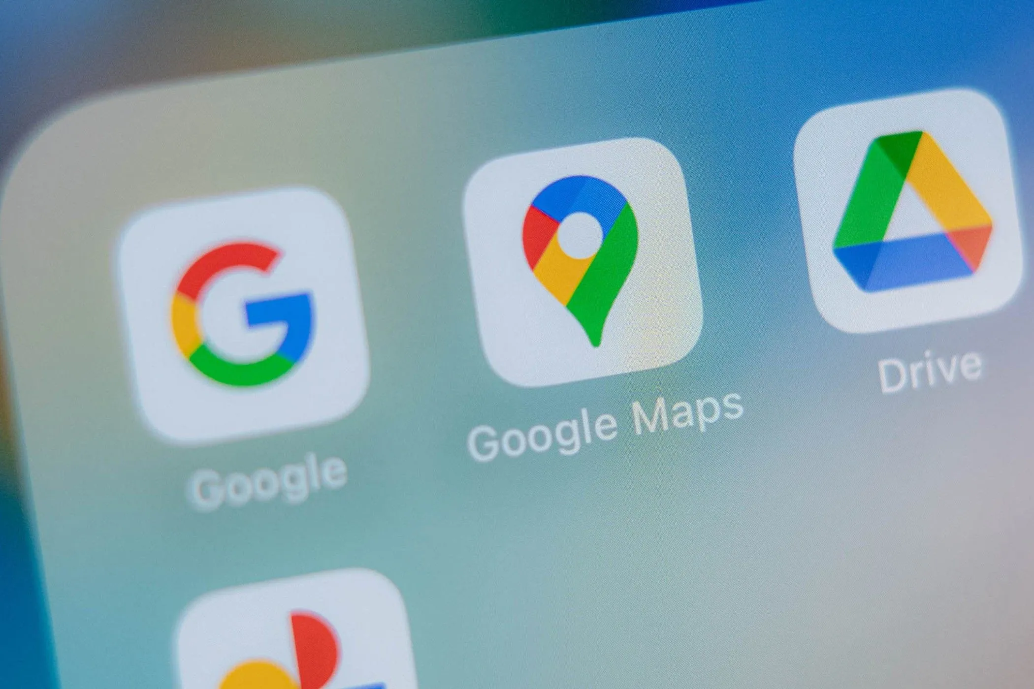 Biểu tượng ứng dụng Google Maps trên màn hình điện thoại thông minh