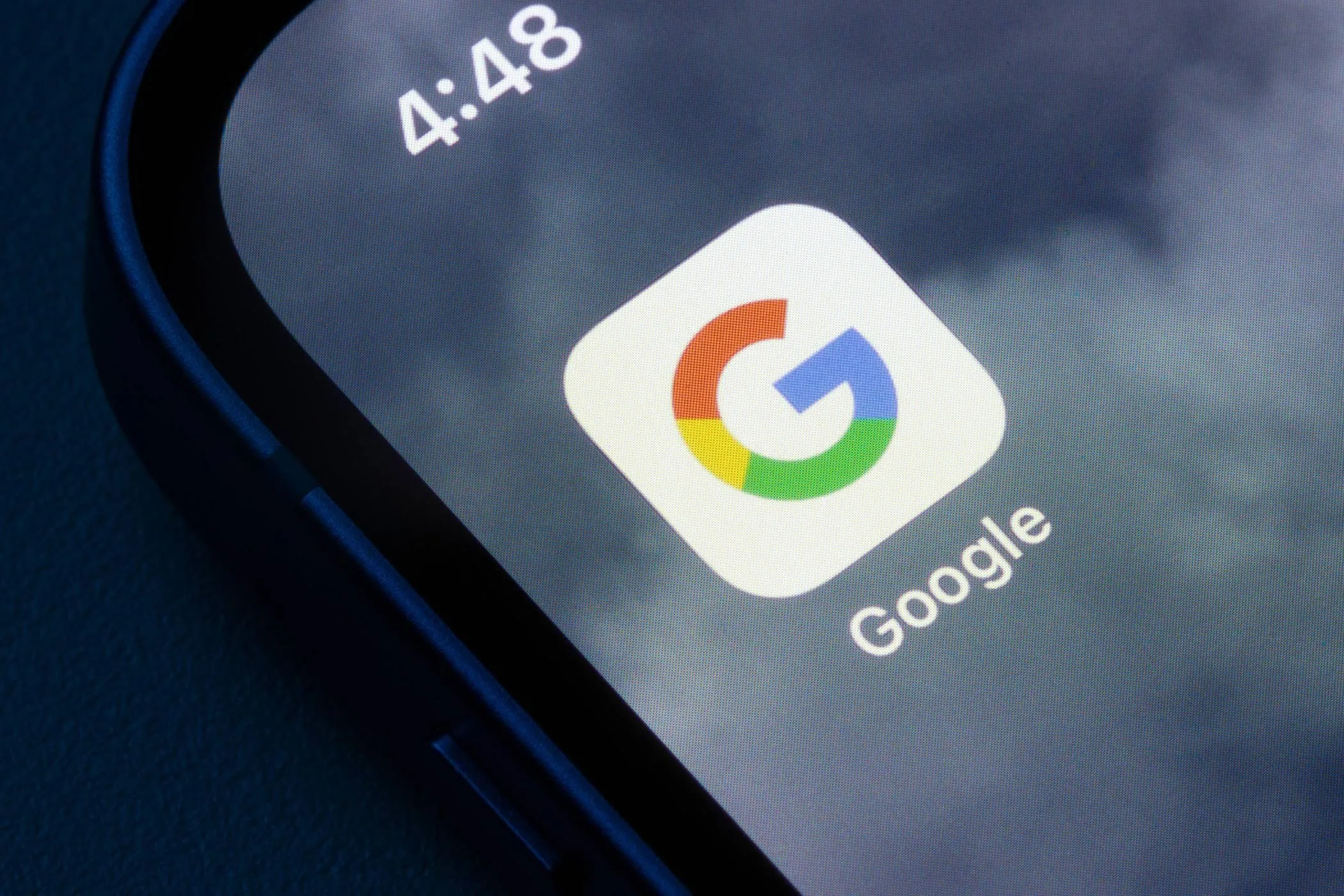 Biểu tượng ứng dụng Google trên màn hình chính iPhone tượng trưng cho sự hiện diện của Google