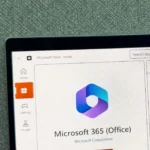 Biểu tượng ứng dụng Microsoft 365 (Office) trên màn hình Microsoft Store, thể hiện sự sẵn có của bộ công cụ văn phòng