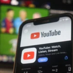 Biểu tượng ứng dụng YouTube trên điện thoại Android, minh họa tính năng mới "Play Something"