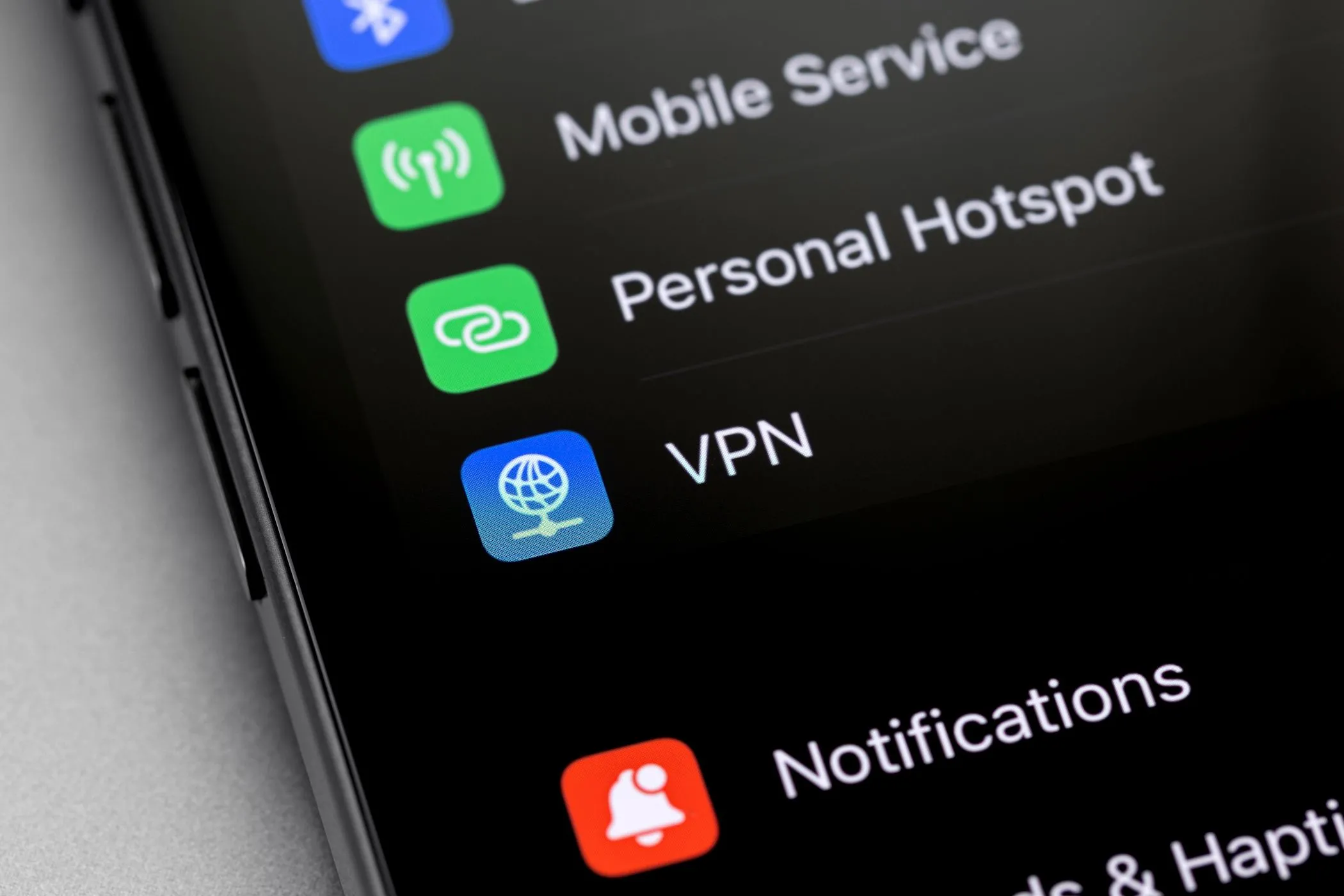 Biểu tượng VPN trên màn hình điện thoại thông minh, minh họa việc sử dụng VPN để cải thiện tốc độ mạng và vượt qua bóp băng thông