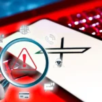 Biểu tượng X (Twitter) trên điện thoại thông minh cùng kính lúp, minh họa cho việc các ứng dụng vạn năng thu thập và phân tích dữ liệu người dùng