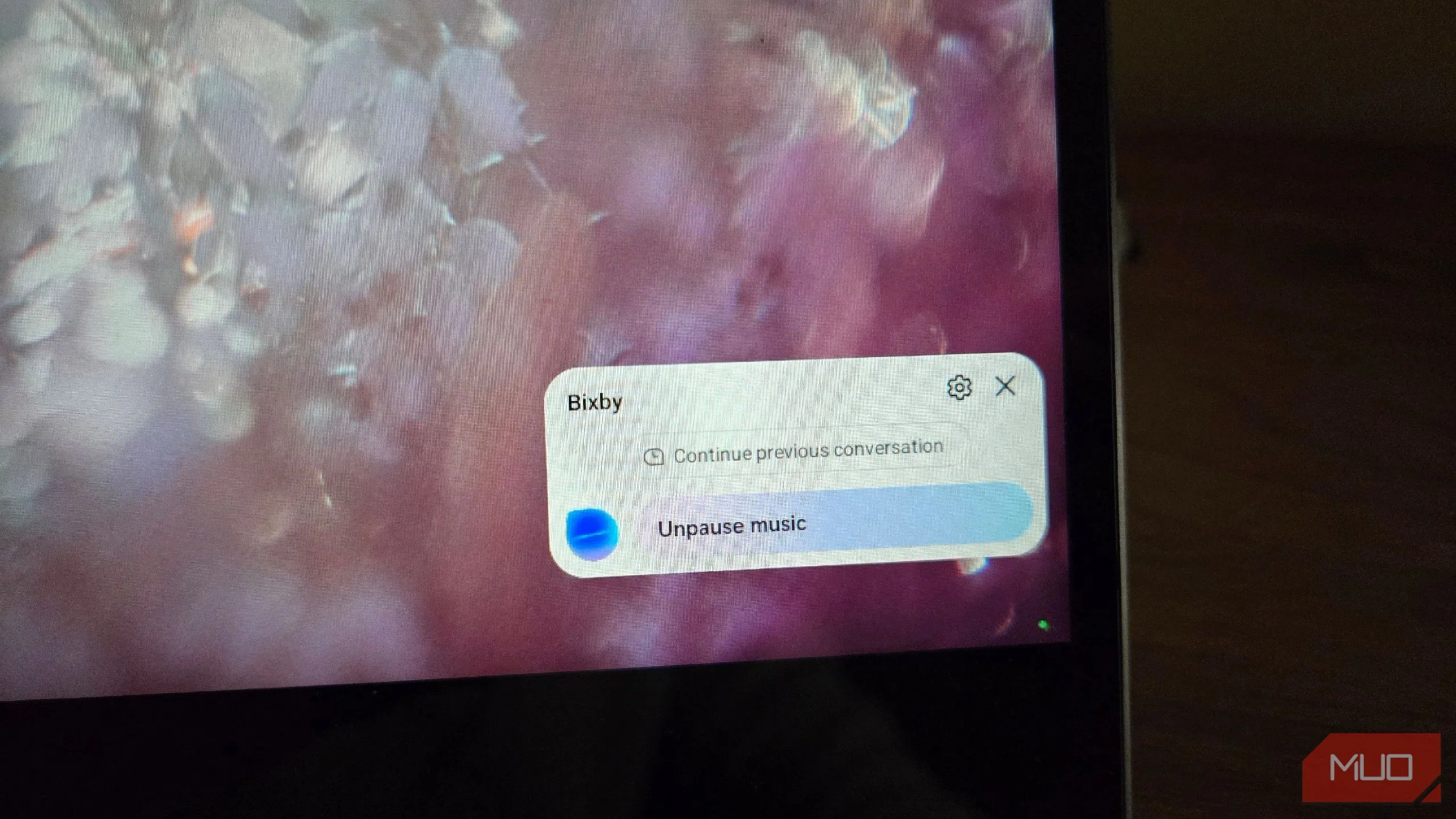 Bixby tạm dừng hoặc tiếp tục phát nhạc trong môi trường Samsung DeX, thể hiện khả năng điều khiển âm thanh bằng giọng nói.
