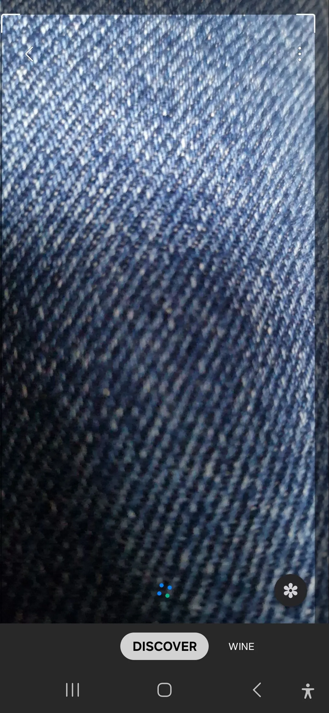 Bixby Vision đang quét một vật liệu denim để nhận diện sản phẩm hoặc thông tin liên quan