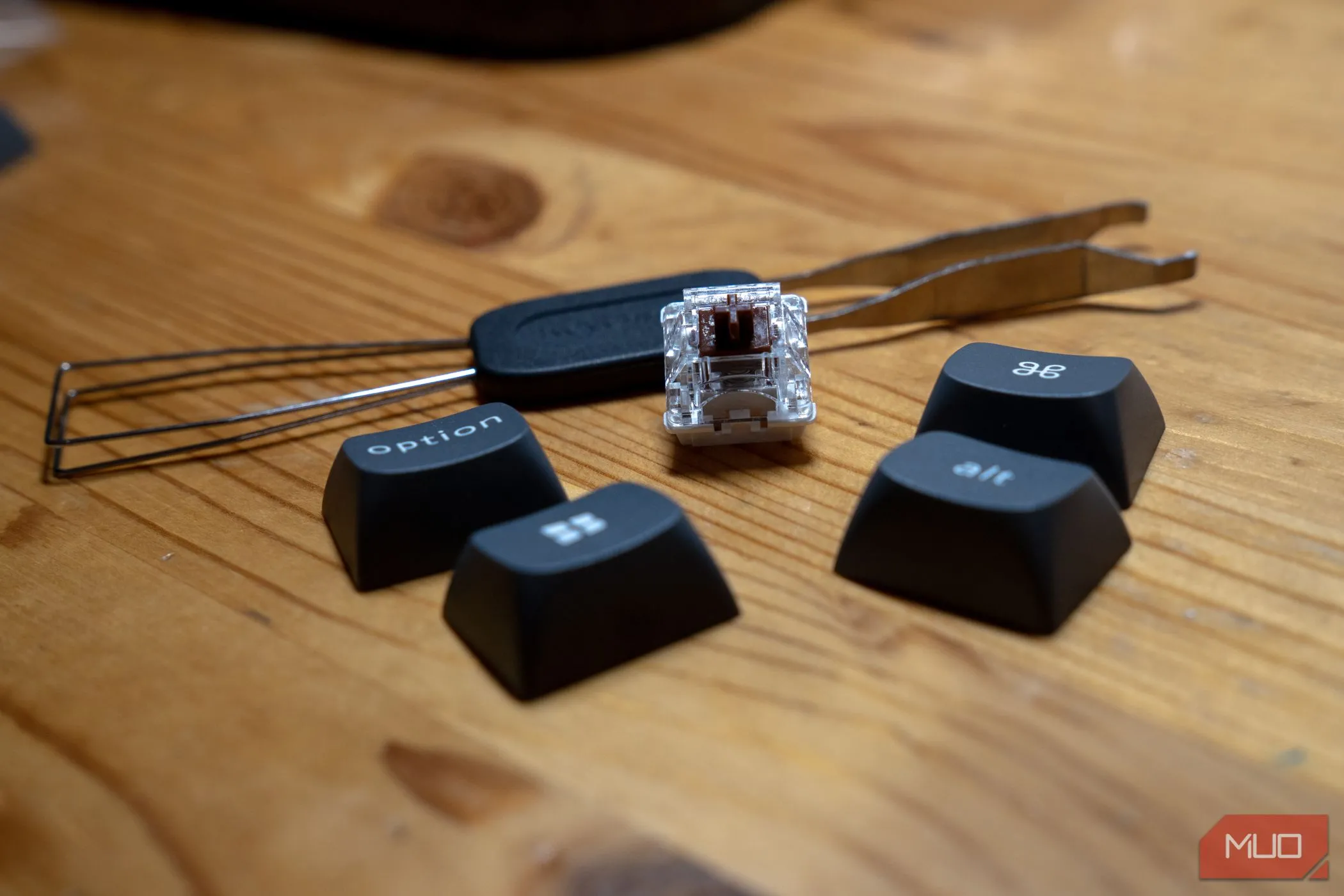Bộ công cụ tháo keycap và switch của Keychron K8 Max cùng với keycap và switch riêng lẻ