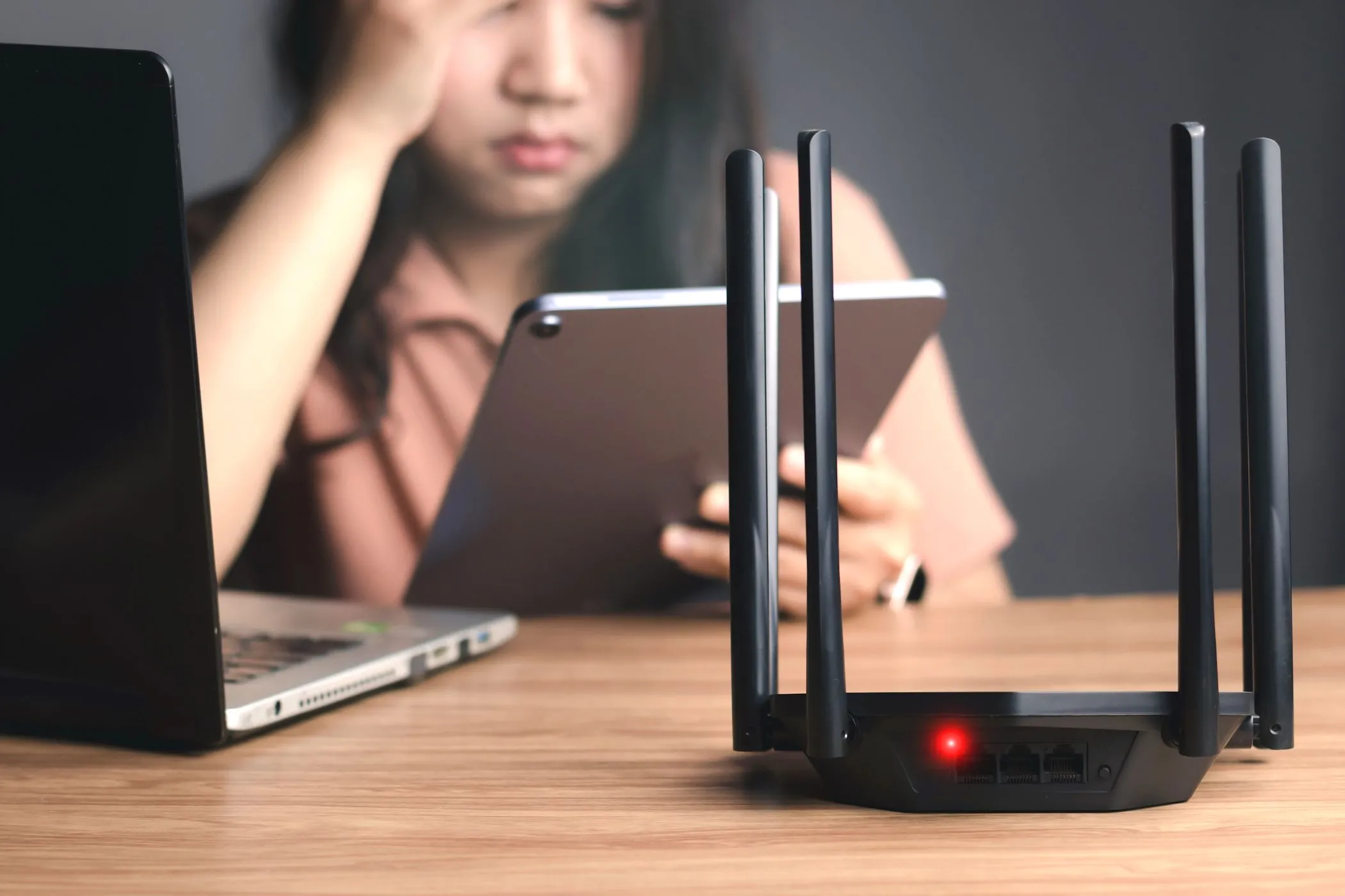 Bộ định tuyến Wi-Fi báo lỗi đèn đỏ, nhấn mạnh sự cố kết nối và ưu điểm ổn định của Ethernet.